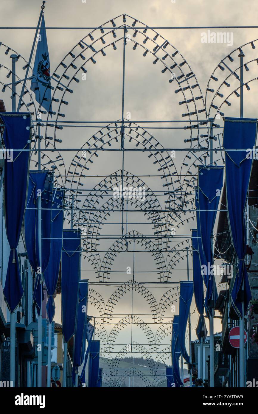 Die Hauptstraße ist für das Festival mit Lichtern und Fahnen dekoriert Stockfoto
