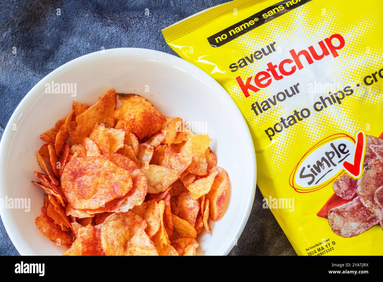 Eine kleine Schüssel mit Kartoffelchips mit Ketchup-Geschmack, ein beliebter Snack in Kanada Stockfoto