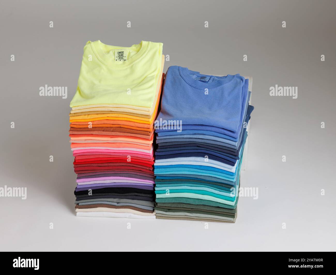 Stapel von gildan Comfort Farben T-Shirts C1717 Regenbogenfarben von Unisex-Baumwollhemd Stockfoto