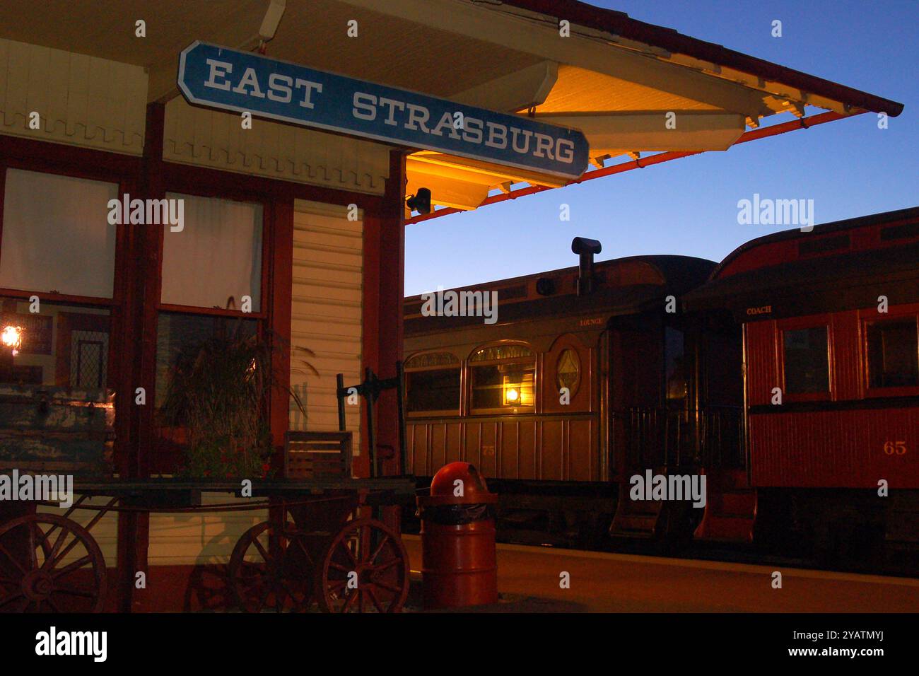 Der historische Bahnhof East Strasburg in Pennsylvania bei Nacht Stockfoto