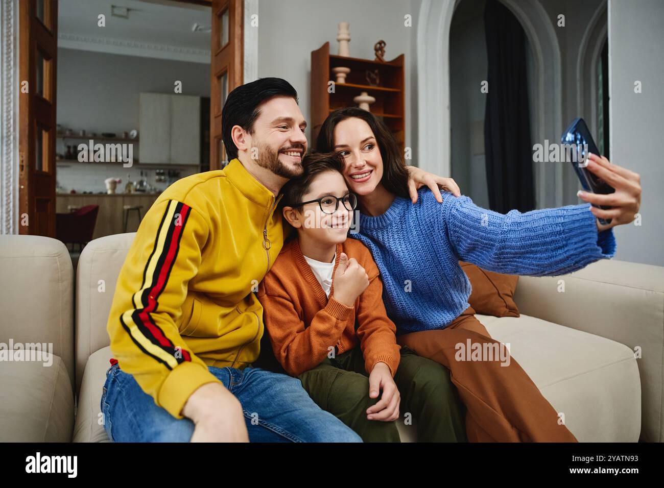Die Familie genießt eine gute gemeinsame Zeit, während sie zu Hause ein Selfie macht Stockfoto