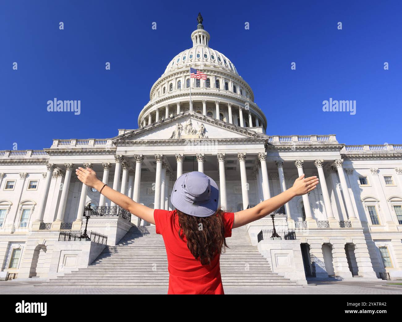 Teenager-Mädchen, die das US-Kapitol in Washington DC, USA, bewundert Stockfoto