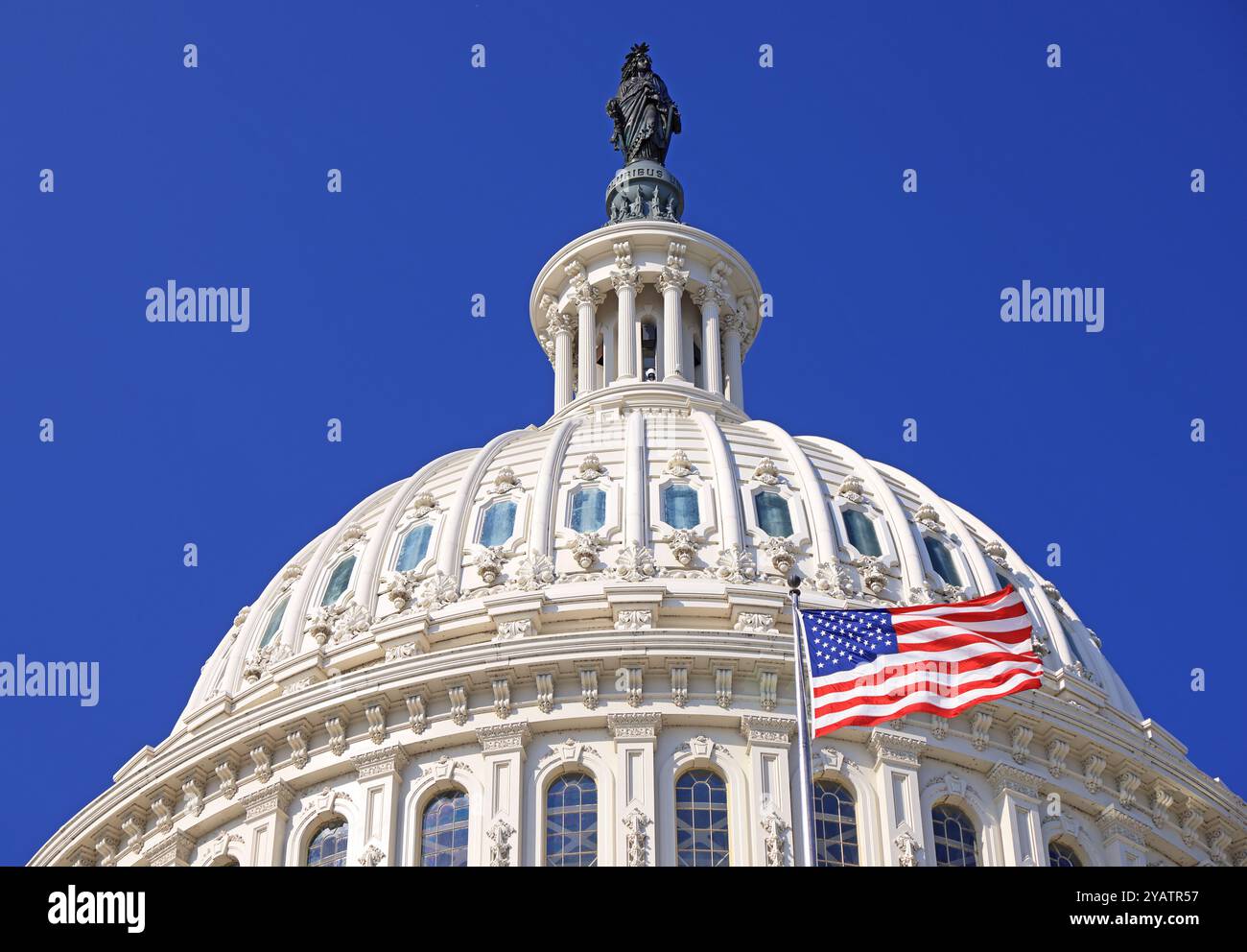 Kuppel des US-Kapitols und amerikanische Flagge in Washington DC mit blauem Himmel, USA Stockfoto