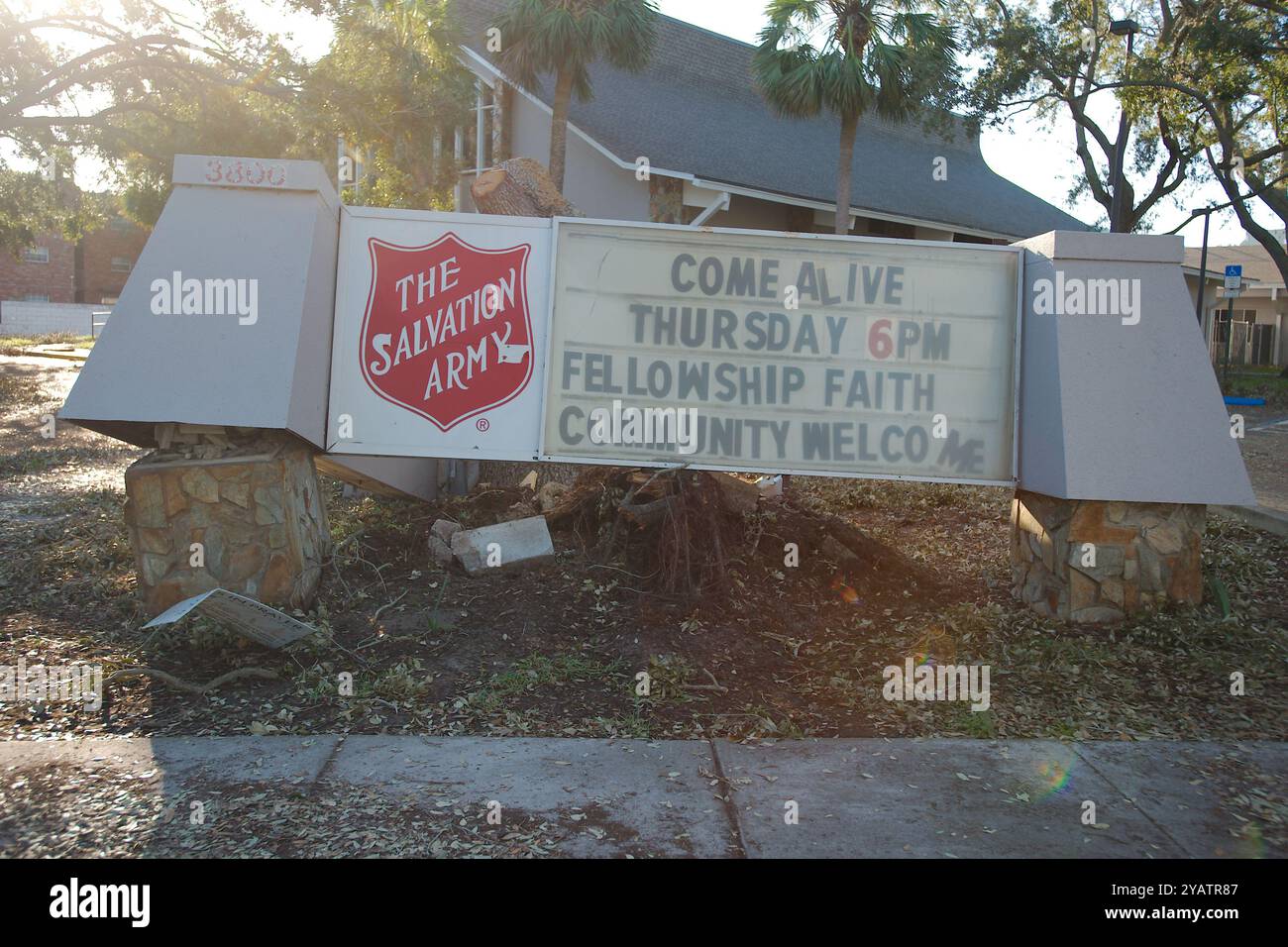 Nur zur redaktionellen Verwendung St. Petersburg, FL, USA 14. Oktober 2024. Das Schild der Heilsarmee wurde von Hurrikan Miltons schädlichen Winden und Baumschäden umgeknickt. Stockfoto