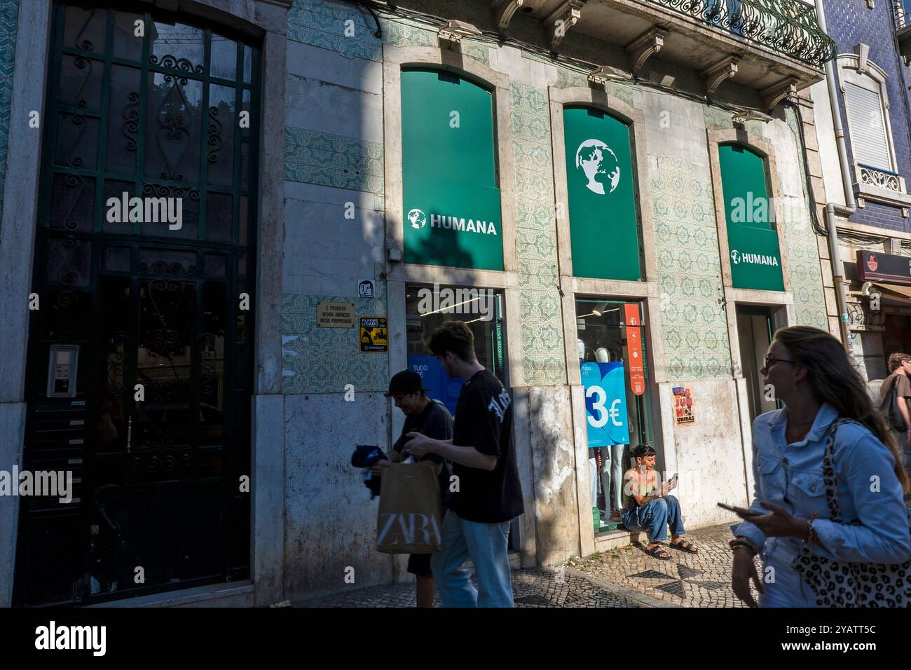 Außenansicht des Ladens „Humana“, ein Gebrauchtbekleidungsgeschäft, Lissabon, Portugal. Europa. Stockfoto