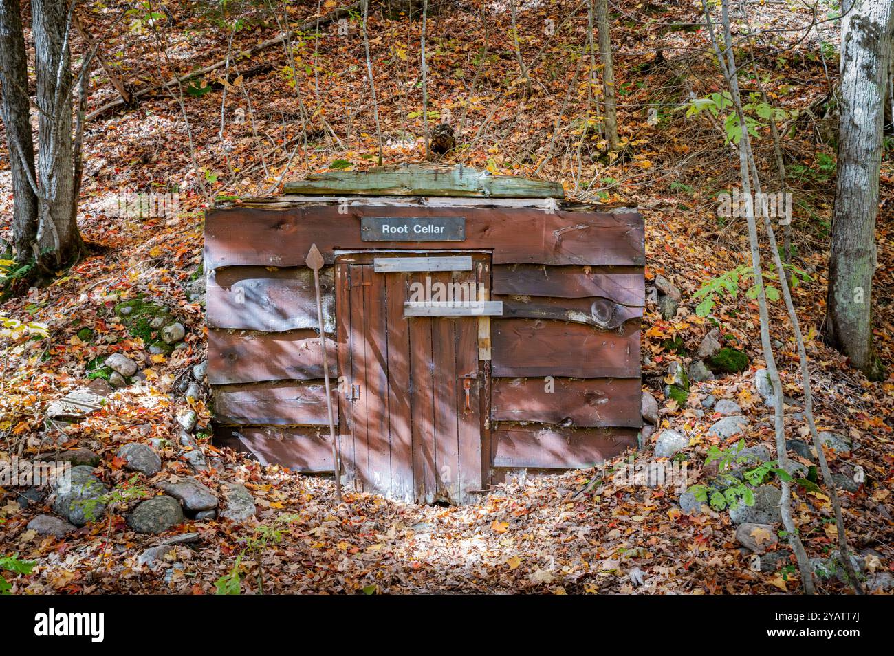 Historischer Root Cellar, der in den öffentlichen Bereich des Hügels gebaut wurde. Wurzelkeller wurden verwendet, um Wurzelgemüse-Lebensmittel wie Marmeladen und Alkohol zu lagern Stockfoto