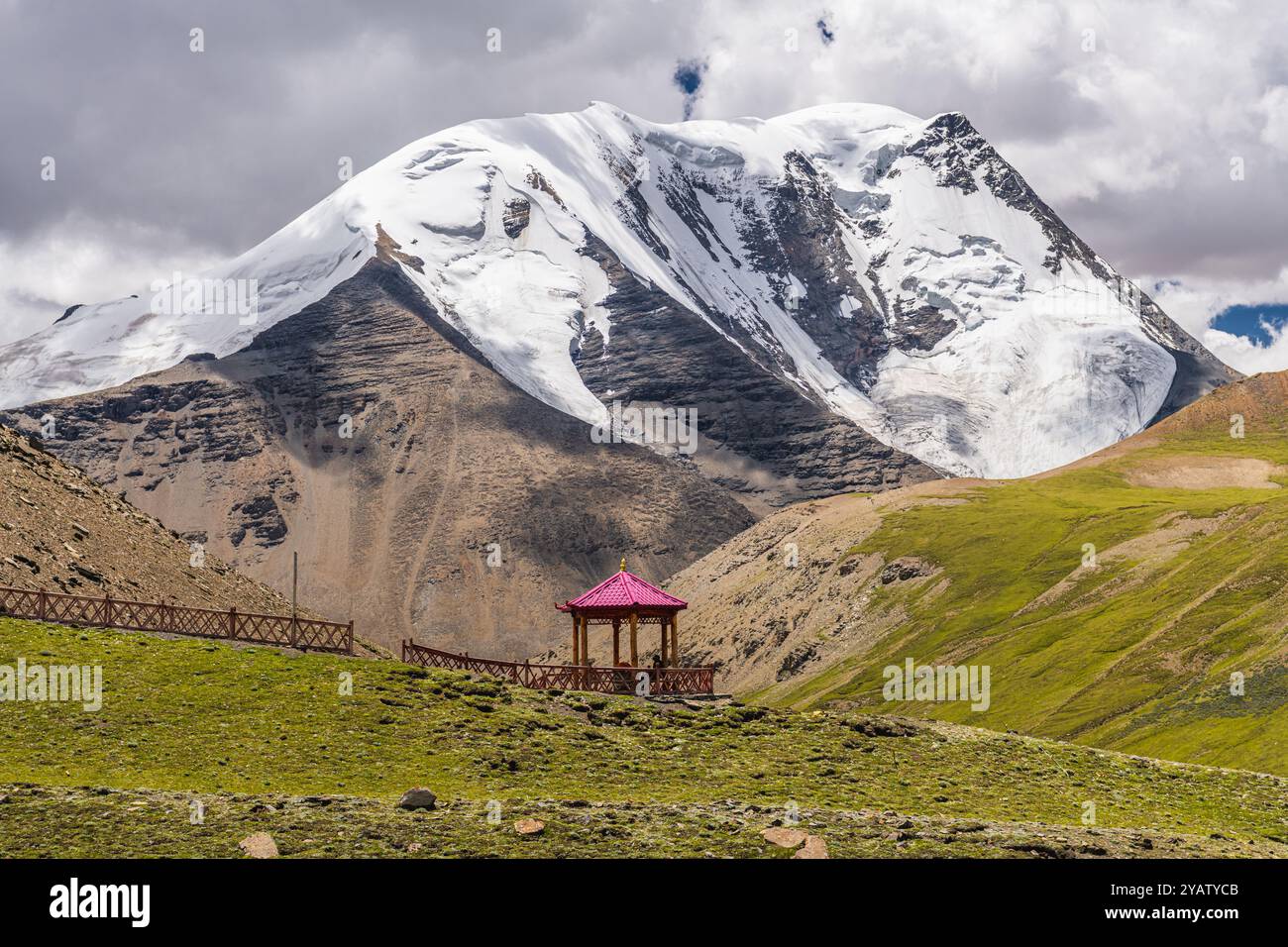 Eine rote Nische auf dem Pass um die höchsten Berge der Welt, Himalaya-Landschaft, Tibet Stockfoto