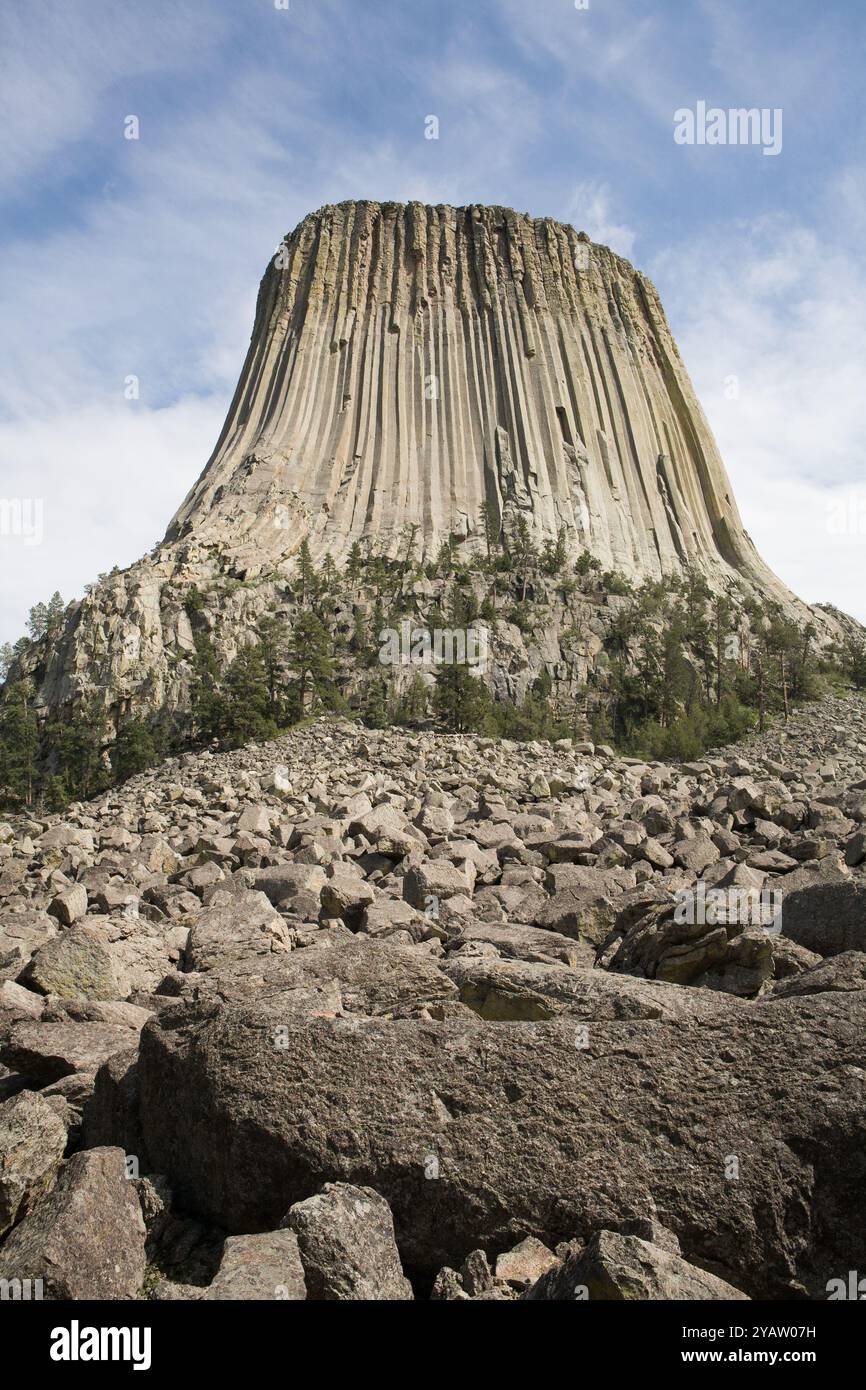 Der 1,3 km lange gepflasterte Tower Trail bietet viele verschiedene Ausblicke auf den Devil’s Tower. Erosion zeigt sich in Anhäufung von Geröllhalden am Fuß des Turms. Stockfoto