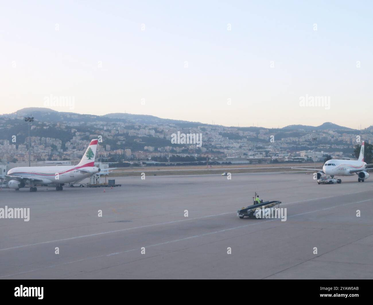 Beirut, Libanon. Oktober 2024. Middle East Airlines Flugzeuge, die am 15. Oktober 2024 auf der Landebahn des Flughafens in Beirut (Libanon) gesehen wurden. Aufgrund des andauernden Krieges mit Israel ist der nationale libanesische nahe Osten derzeit die einzige Fluggesellschaft, die vom/zum Libanon fliegt. (Foto: Elisa Gestri/SIPA USA) Credit: SIPA USA/Alamy Live News Stockfoto