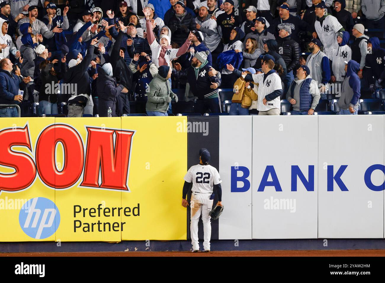 New York, Usa. Oktober 2024. Der New York Yankees-Outfielder Juan Soto (22) beobachtet am Dienstag, den 15. Oktober 2024, einen Solo-Heimlauf des Cleveland Guardians’ José Ramírez während des neunten Inning von ALCS Game 2 im Yankee Stadium in New York. Foto: John Angelillo/UPI Credit: UPI/Alamy Live News Stockfoto