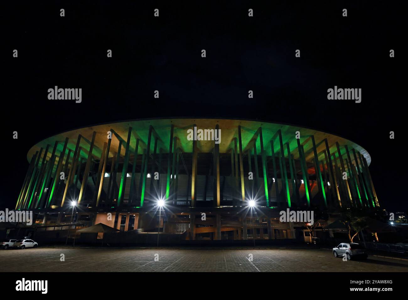 Brasilia, Brasilien. Oktober 2024. Blick auf das Mane Garrincha Stadion, beleuchtet in den Farben Brasiliens, nach dem Sieg der brasilianischen Nationalmannschaft 4-0 nach dem Spiel zwischen Brasilien und Peru für die 10. Runde der FIFA 2026 Qualifikation im Mane Garrincha Stadion in Brasilia, Brasilien am 15. Oktober 2024. Foto: Heuler Andrey/DiaEsportivo/Alamy Live News Credit: DiaEsportivo/Alamy Live News Stockfoto