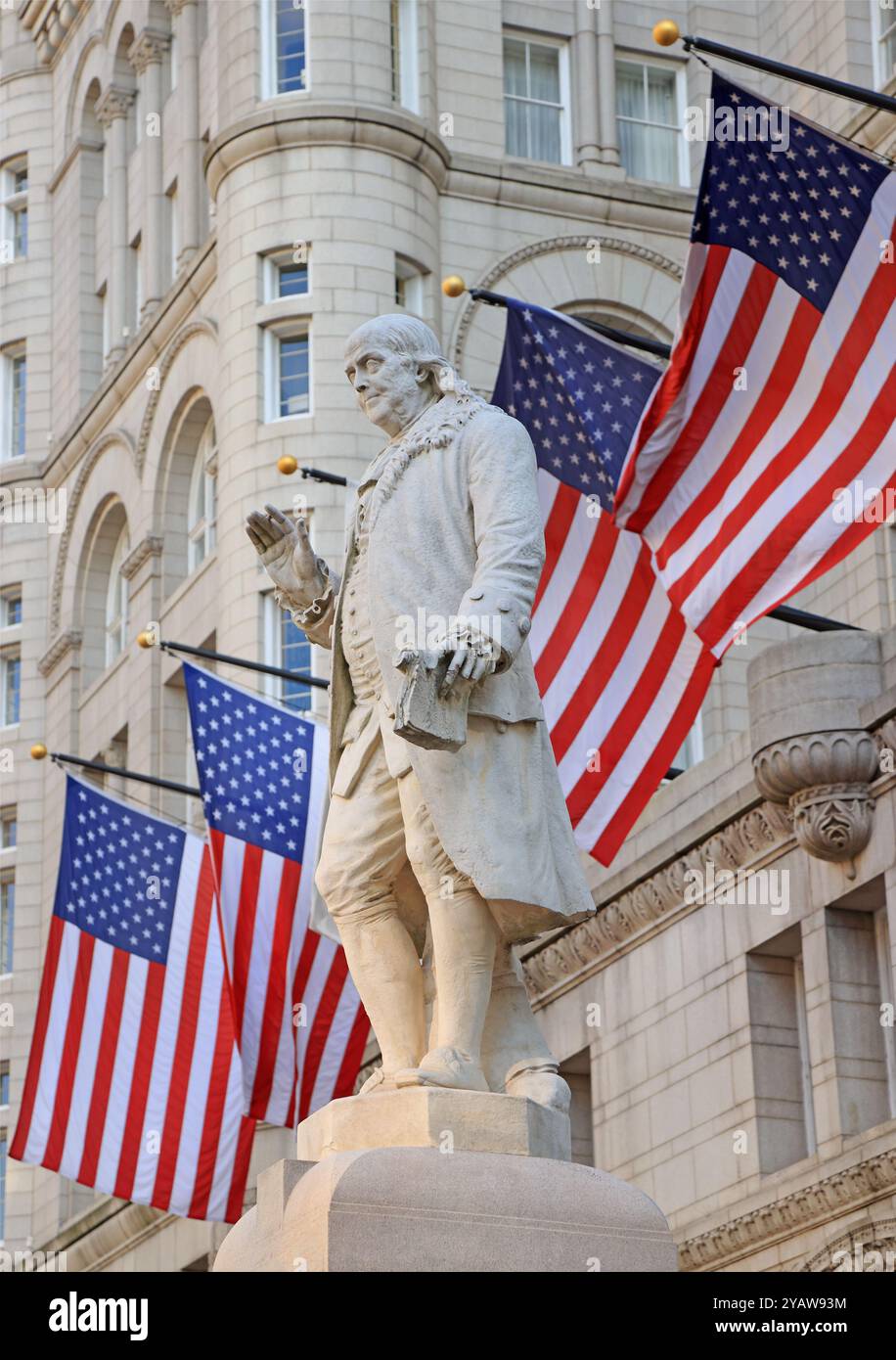 Altes Postgebäude mit Benjamin Franklin Statue umgeben von amerikanischen Flaggen, Washington DC, USA Stockfoto