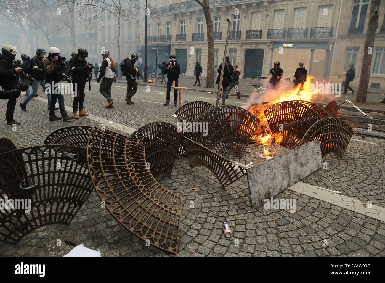 Mehr als 100 Menschen, darunter drei Offiziere und drei Pressevertreter, wurden bei den „Gelbwesten“-Demonstrationen in der französischen Hauptstadt gegen den Treibstoffanstieg am 8. Dezember 2018 verletzt. Die Polizei setzte Tränengas und Gummigeschosse auf die Demonstranten während des vierten Wochenendes der Proteste in Frankreich gegen Steuererhöhungen und hohe Lebenshaltungskosten ein. Schätzungsweise 125.000 Menschen nahmen am Samstag an Märschen in ganz Frankreich Teil, wobei etwa 10.000 Menschen in der Hauptstadt demonstrierten, wo die Szenen am gewalttätigsten waren: Einige Demonstranten brannten Autos, zerschlugen Fenster und plünderten Geschäfte. Al Stockfoto