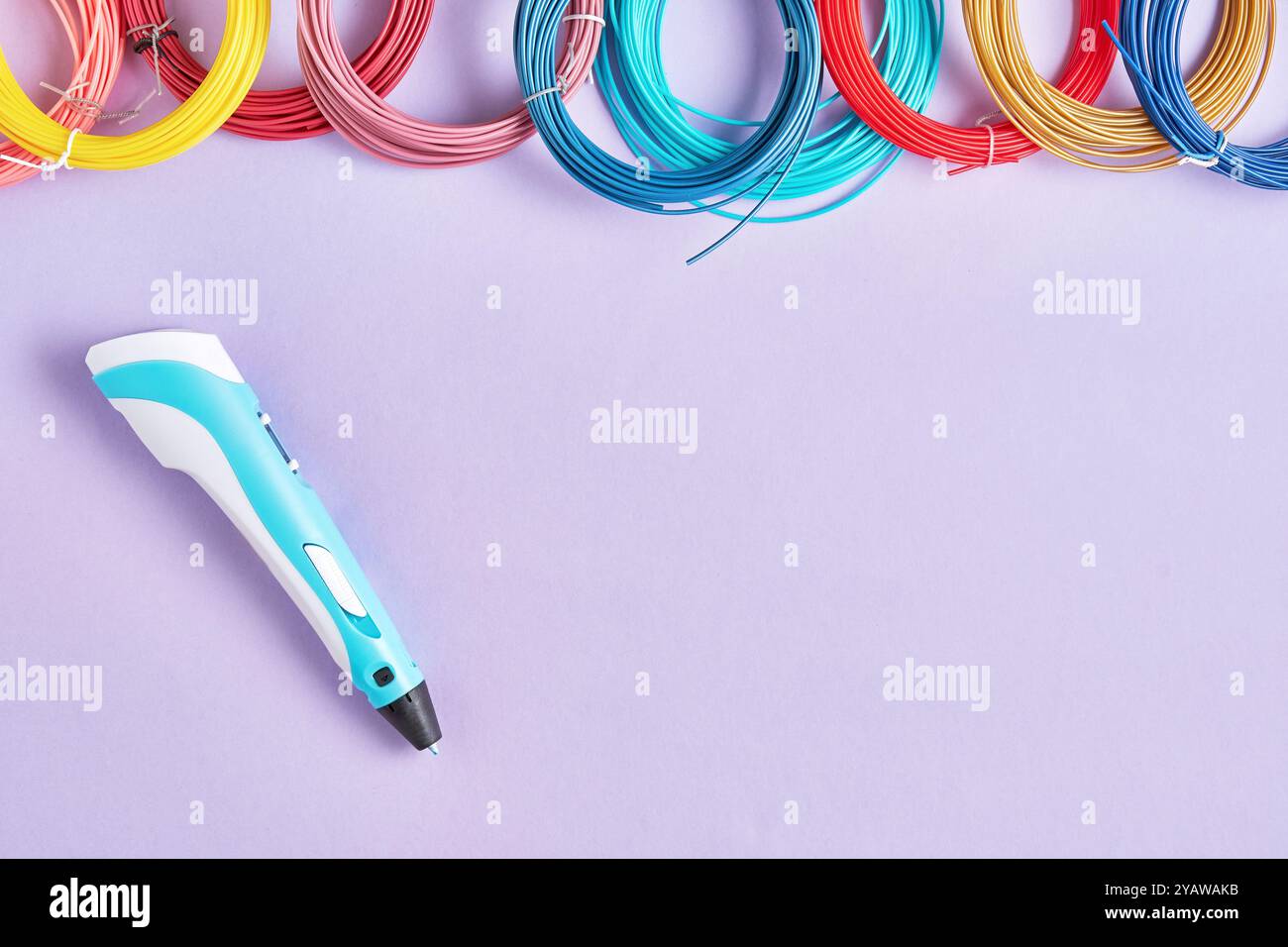 3D-Stift und farbenfrohes Filament für 3D-Druck auf violettem Hintergrund. Perfekt für den Prozess des 3D-Drucks und die Kreativität, die er ermöglicht Stockfoto