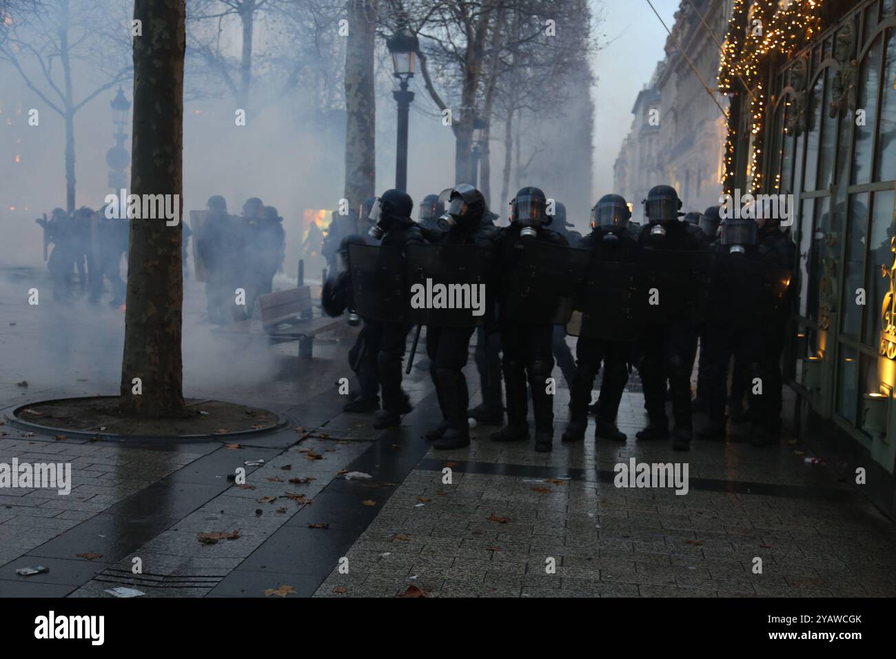 Mehr als 100 Menschen, darunter drei Offiziere und drei Pressevertreter, wurden bei den „Gelbwesten“-Demonstrationen in der französischen Hauptstadt gegen den Treibstoffanstieg am 8. Dezember 2018 verletzt. Die Polizei setzte Tränengas und Gummigeschosse auf die Demonstranten während des vierten Wochenendes der Proteste in Frankreich gegen Steuererhöhungen und hohe Lebenshaltungskosten ein. Schätzungsweise 125.000 Menschen nahmen am Samstag an Märschen in ganz Frankreich Teil, wobei etwa 10.000 Menschen in der Hauptstadt demonstrierten, wo die Szenen am gewalttätigsten waren: Einige Demonstranten brannten Autos, zerschlugen Fenster und plünderten Geschäfte. Al Stockfoto