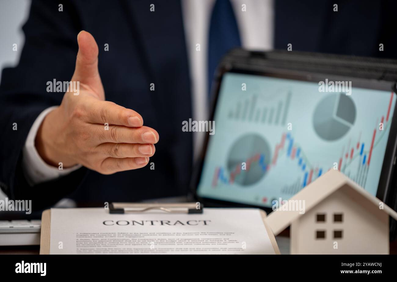 Ein Geschäftsmann, der im Büro Verträge schreibt Stockfoto