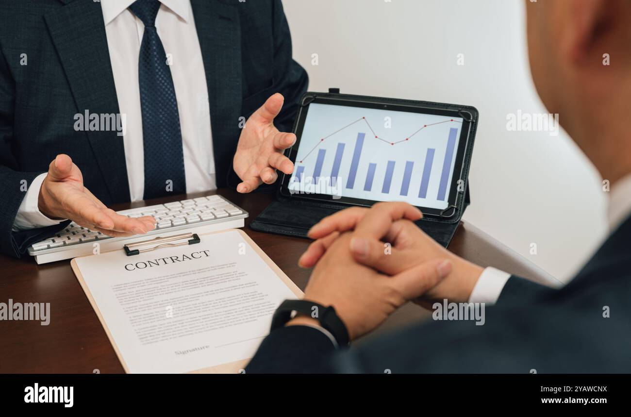 Ein Geschäftsmann, der im Büro Verträge schreibt Stockfoto
