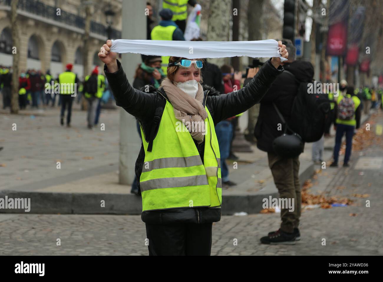 Mehr als 100 Menschen, darunter drei Offiziere und drei Pressevertreter, wurden bei den „Gelbwesten“-Demonstrationen in der französischen Hauptstadt gegen den Treibstoffanstieg am 8. Dezember 2018 verletzt. Die Polizei setzte Tränengas und Gummigeschosse auf die Demonstranten während des vierten Wochenendes der Proteste in Frankreich gegen Steuererhöhungen und hohe Lebenshaltungskosten ein. Schätzungsweise 125.000 Menschen nahmen am Samstag an Märschen in ganz Frankreich Teil, wobei etwa 10.000 Menschen in der Hauptstadt demonstrierten, wo die Szenen am gewalttätigsten waren: Einige Demonstranten brannten Autos, zerschlugen Fenster und plünderten Geschäfte. Al Stockfoto