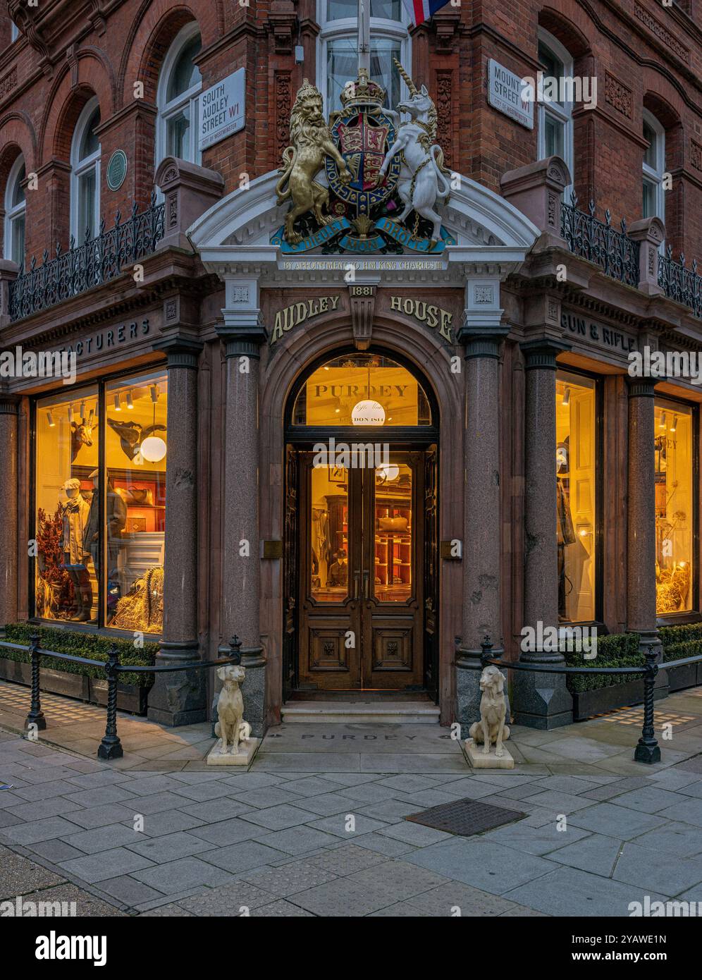 Außenansicht des James Purdey & Sons Gun Shop, Mayfair, London, England Stockfoto