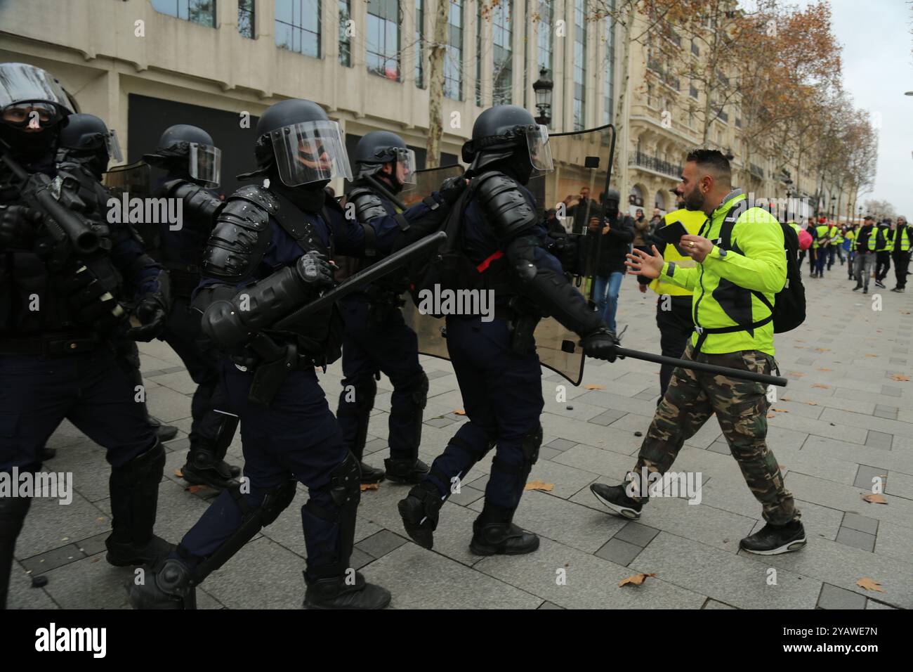 Mehr als 100 Menschen, darunter drei Offiziere und drei Pressevertreter, wurden bei den „Gelbwesten“-Demonstrationen in der französischen Hauptstadt gegen den Treibstoffanstieg am 8. Dezember 2018 verletzt. Die Polizei setzte Tränengas und Gummigeschosse auf die Demonstranten während des vierten Wochenendes der Proteste in Frankreich gegen Steuererhöhungen und hohe Lebenshaltungskosten ein. Schätzungsweise 125.000 Menschen nahmen am Samstag an Märschen in ganz Frankreich Teil, wobei etwa 10.000 Menschen in der Hauptstadt demonstrierten, wo die Szenen am gewalttätigsten waren: Einige Demonstranten brannten Autos, zerschlugen Fenster und plünderten Geschäfte. Al Stockfoto