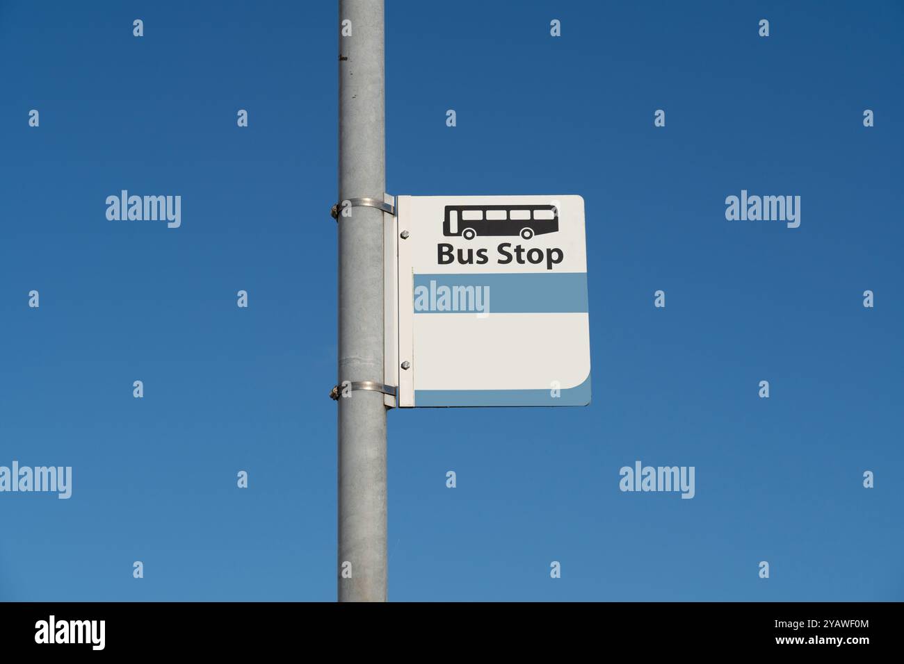 Bushalteschild im britischen Stil, Reisehaltestelle mit blauem Himmel Stockfoto