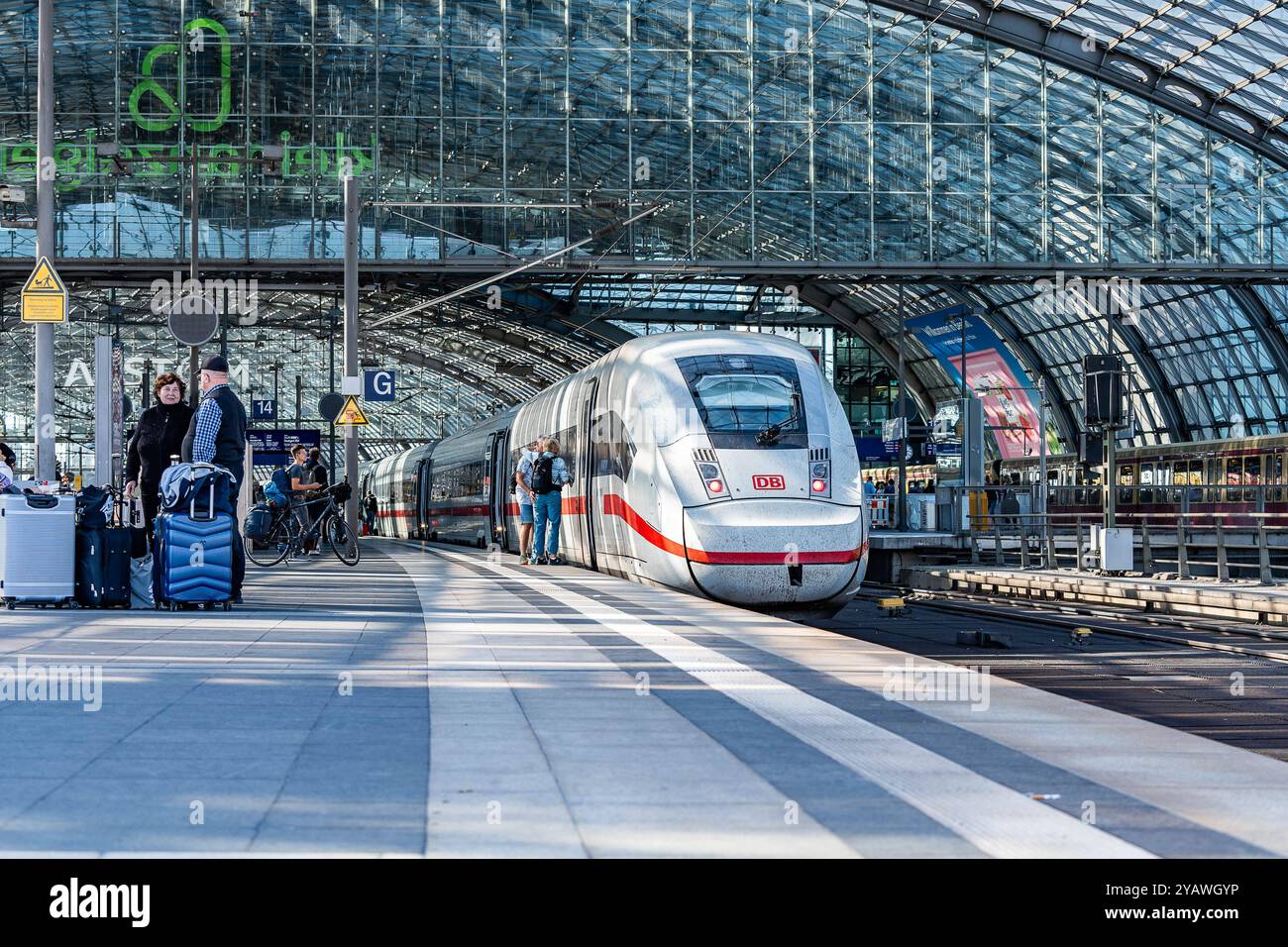 Fahrplanwechsel bei der Bahn Wirtschaft, Verkehr, Zugverkehr: ICE Zug Züge am Berliner Hauptbahnhof, Bahnhofshalle, Gleisen, Gleise Berlin Berlin Deutschland *** Bahnfahrplanwechsel Wirtschaft, Verkehr, Zugverkehr ICE Züge am Berliner Hauptbahnhof, Bahnhofshalle, Gleise Berlin Berlin Deutschland Copyright: XBahhoxKarax Stockfoto