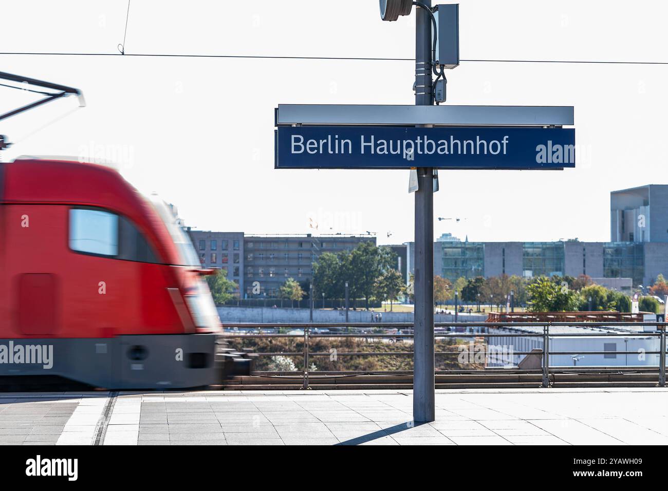 Fahrplanwechsel bei der Bahn Wirtschaft, Verkehr, Zugverkehr: Zug am Berliner Hauptbahnhof, Bahnhofshalle, Gleisen, Gleise Berlin Berlin Deutschland *** Bahnfahrplanwechsel Wirtschaft, Verkehr, Zugverkehr Zug am Berliner Hauptbahnhof, Bahnhofshalle, Gleise Berlin Deutschland Copyright: XBahhoxKarax Stockfoto