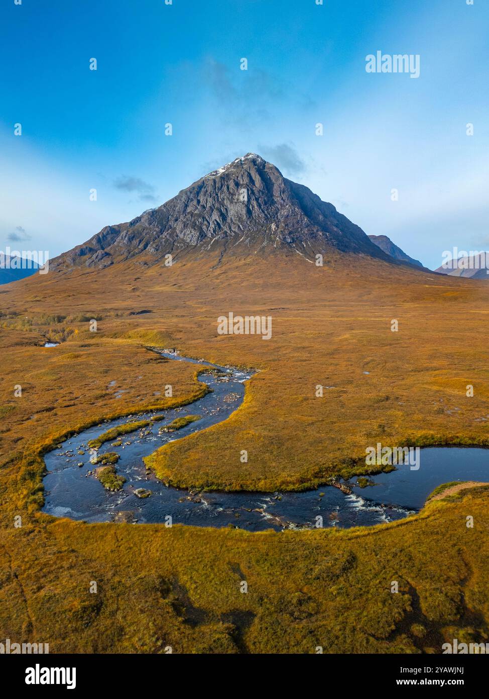 Aus der Vogelperspektive von der Drohne auf den Berg Buachaille Etive Mor und den Fluss Rannoch Moor, schottische Highlands, Schottland, Großbritannien Stockfoto