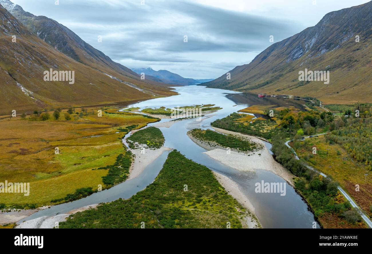 Aus der Vogelperspektive von der Drohne aus die Landschaft am Kopf des Loch Etive in Glen Etive in Scottish Highlands, Schottland, Großbritannien Stockfoto