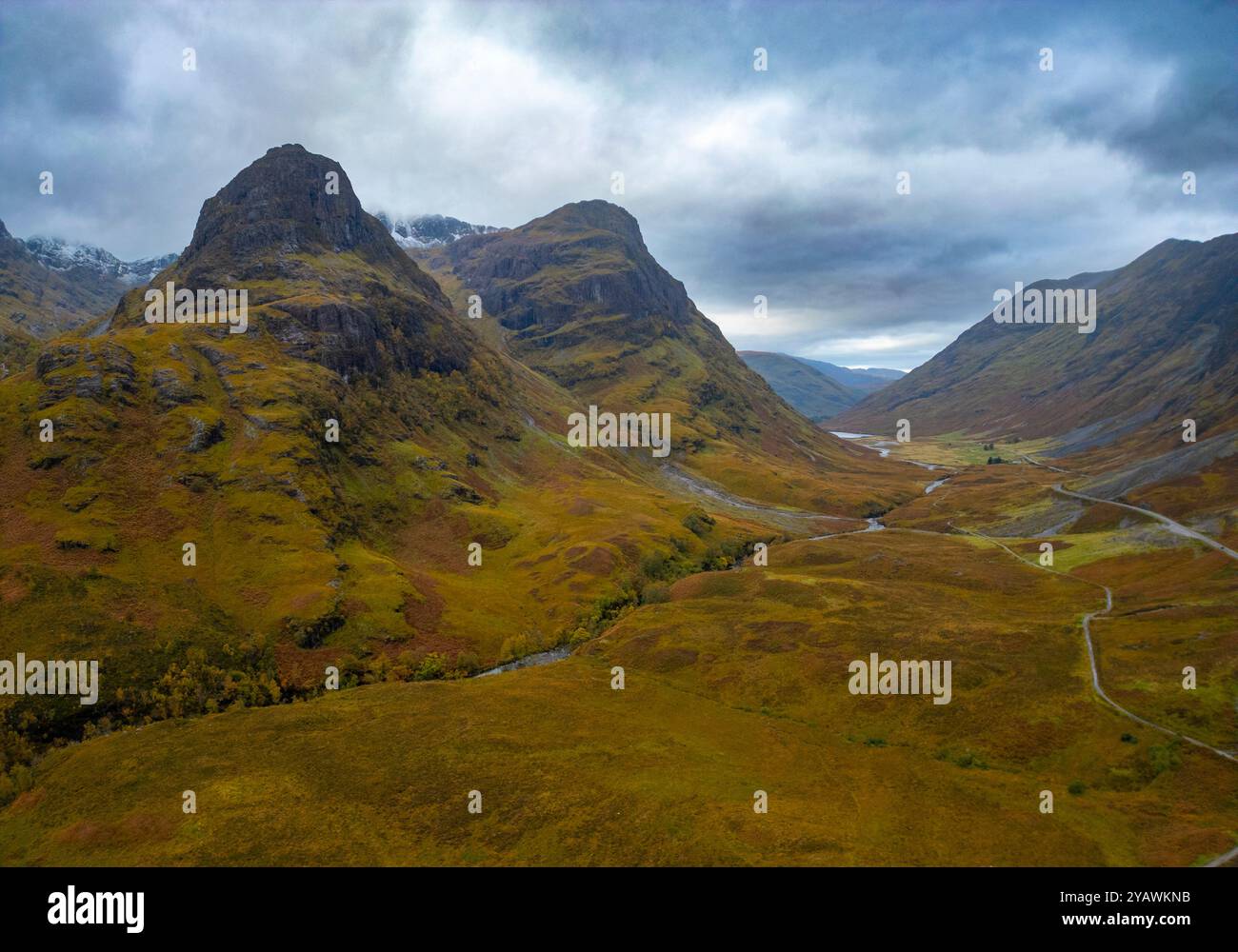 Aus der Vogelperspektive von der Drohne der drei Sisters Berggipfel in Glen Coe, Scottish Highlands, Schottland, Großbritannien Stockfoto