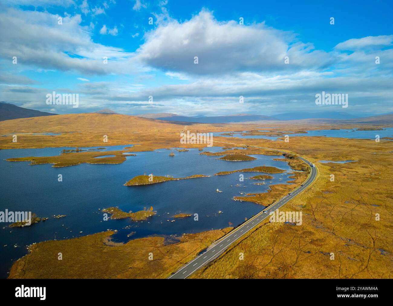 Aus der Vogelperspektive von der Drohne Lochan na h-Achlaise und der A82 Road auf Rannoch Moor in den schottischen Highlands. Stockfoto