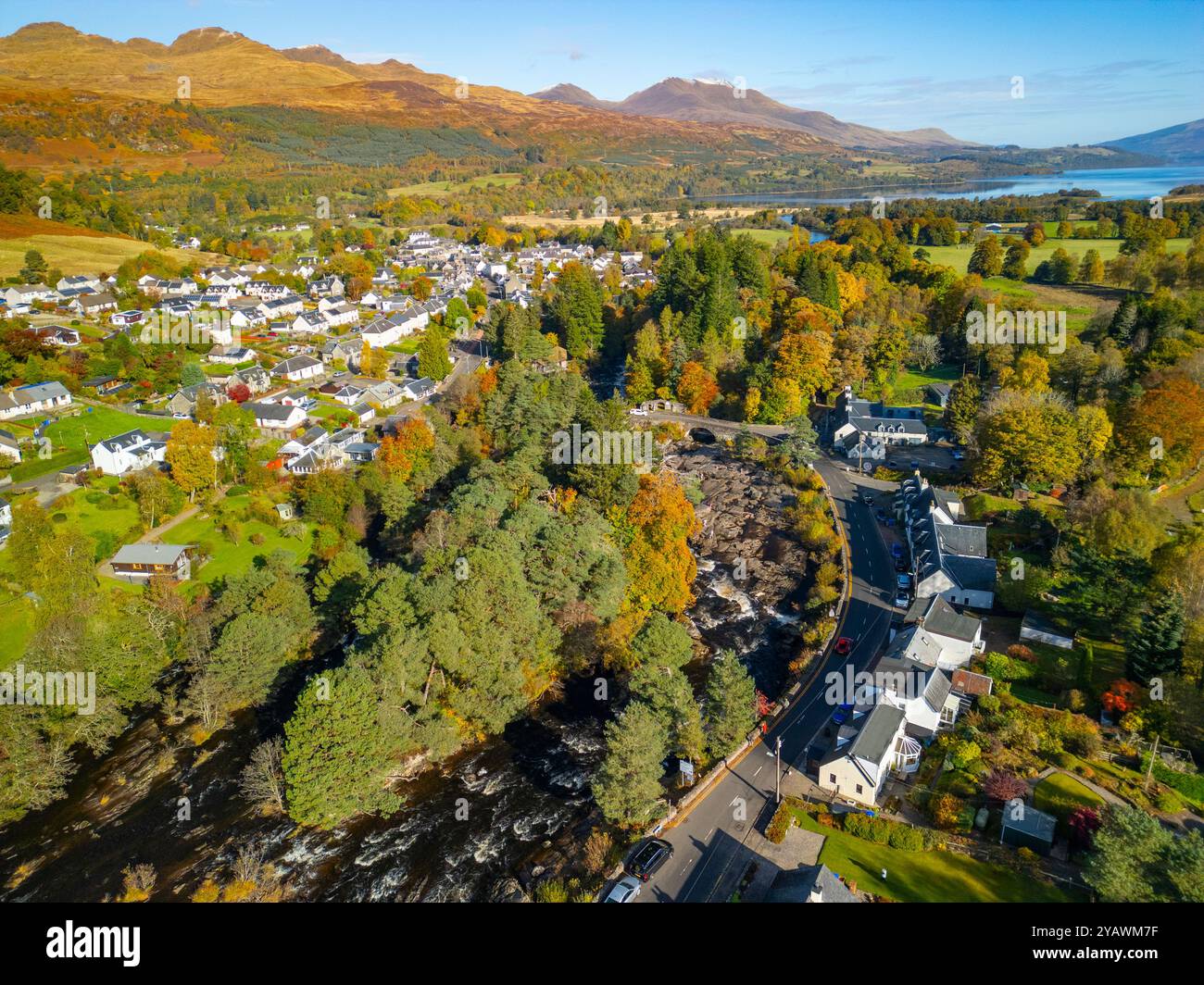 Luftaufnahme von der Drohne des River Dochart bei Falls of Dochart in Killin Village, Perthshire, in Scottish Highlands, Schottland Großbritannien Stockfoto