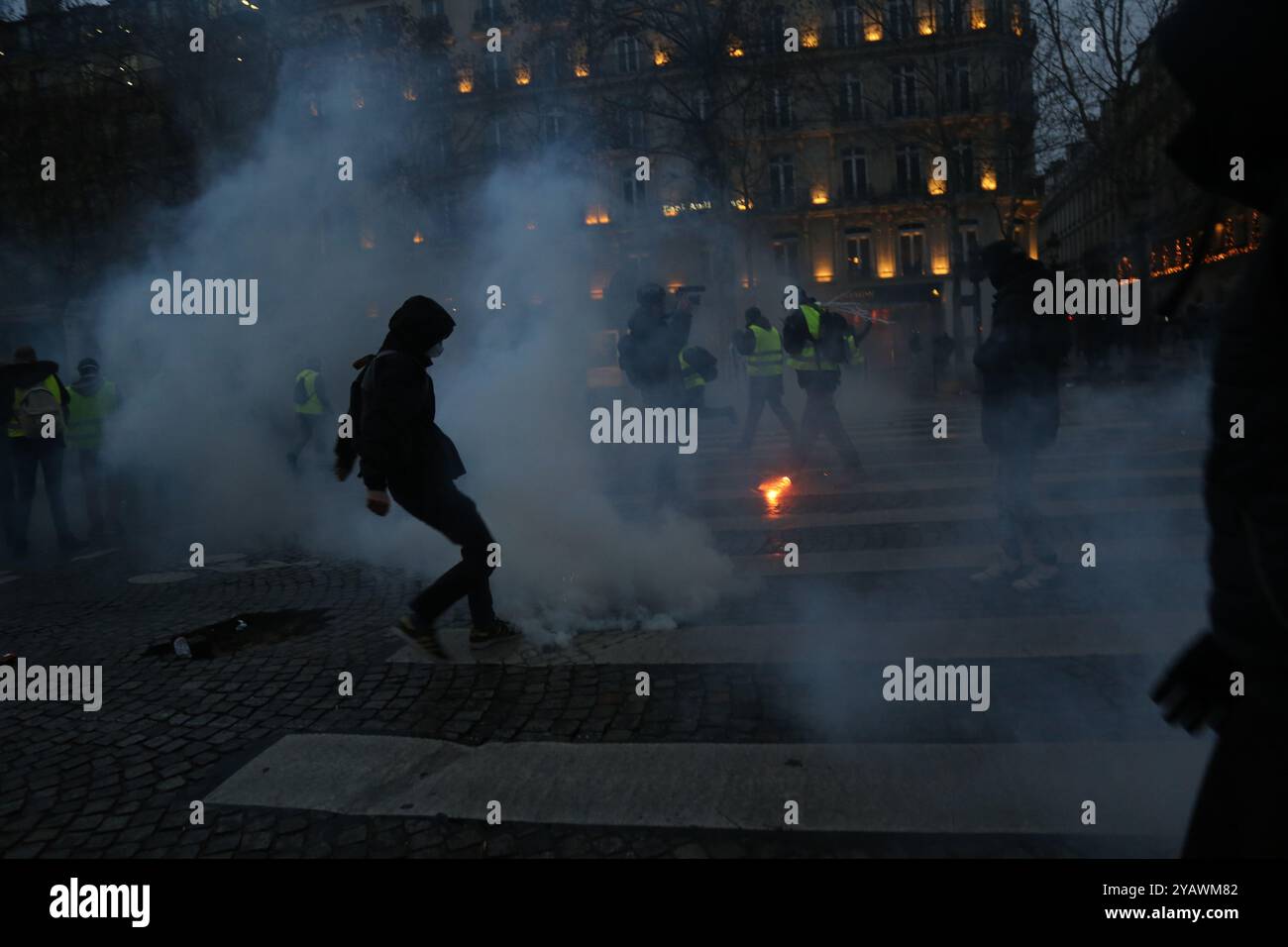 Mehr als 100 Menschen, darunter drei Offiziere und drei Pressevertreter, wurden bei den „Gelbwesten“-Demonstrationen in der französischen Hauptstadt gegen den Treibstoffanstieg am 8. Dezember 2018 verletzt. Die Polizei setzte Tränengas und Gummigeschosse auf die Demonstranten während des vierten Wochenendes der Proteste in Frankreich gegen Steuererhöhungen und hohe Lebenshaltungskosten ein. Schätzungsweise 125.000 Menschen nahmen am Samstag an Märschen in ganz Frankreich Teil, wobei etwa 10.000 Menschen in der Hauptstadt demonstrierten, wo die Szenen am gewalttätigsten waren: Einige Demonstranten brannten Autos, zerschlugen Fenster und plünderten Geschäfte. Al Stockfoto
