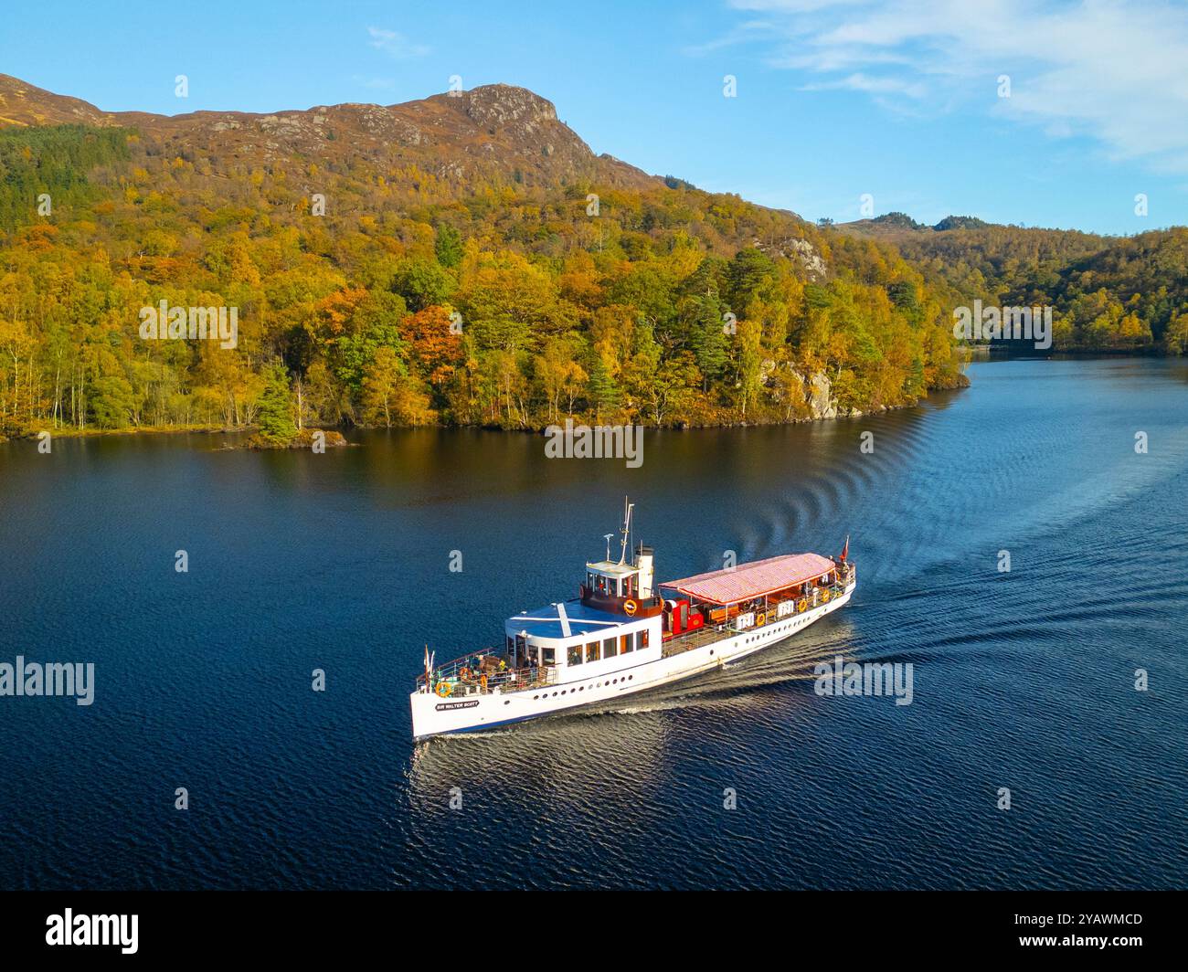 Aus der Vogelperspektive von der Drohne des Sir Walter Scott Dampfschiffes auf einer Vergnügungsfahrt auf Loch Katrine in den Trossachs, Perthshire, Scottish Highlands, Scotlan Stockfoto