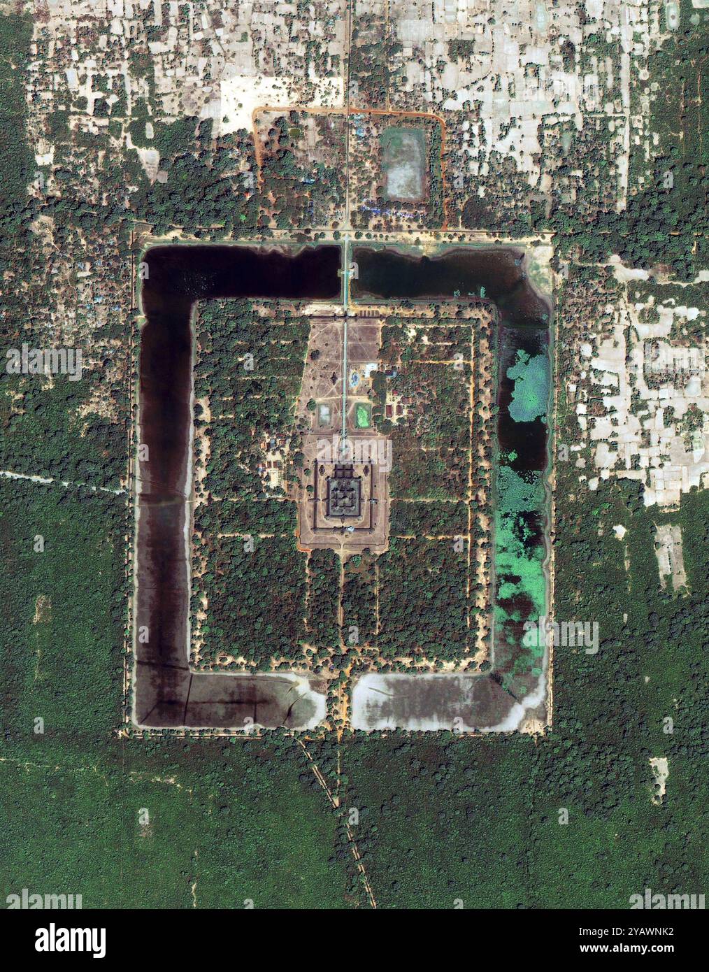 Tief im kambodschanischen Regenwald versteckt, gilt der alte Angkor Wat Tempel als eine der wertvollsten architektonischen Stätten Asiens. Angkor Wat ist der Höhepunkt der Stadt Angkor, der Hauptstadt des einst mächtigen Khmer-Reiches Südostasiens. Der Tempel wurde von Suryavarman II. Zwischen 1113 und 1150 n. Chr. erbaut. Angkor Wat ist dem hinduistischen Gott Vishnu gewidmet und stellt den Berg Meru dar, die Heimat der Götter und das Zentrum des hinduistischen Universums. Stockfoto