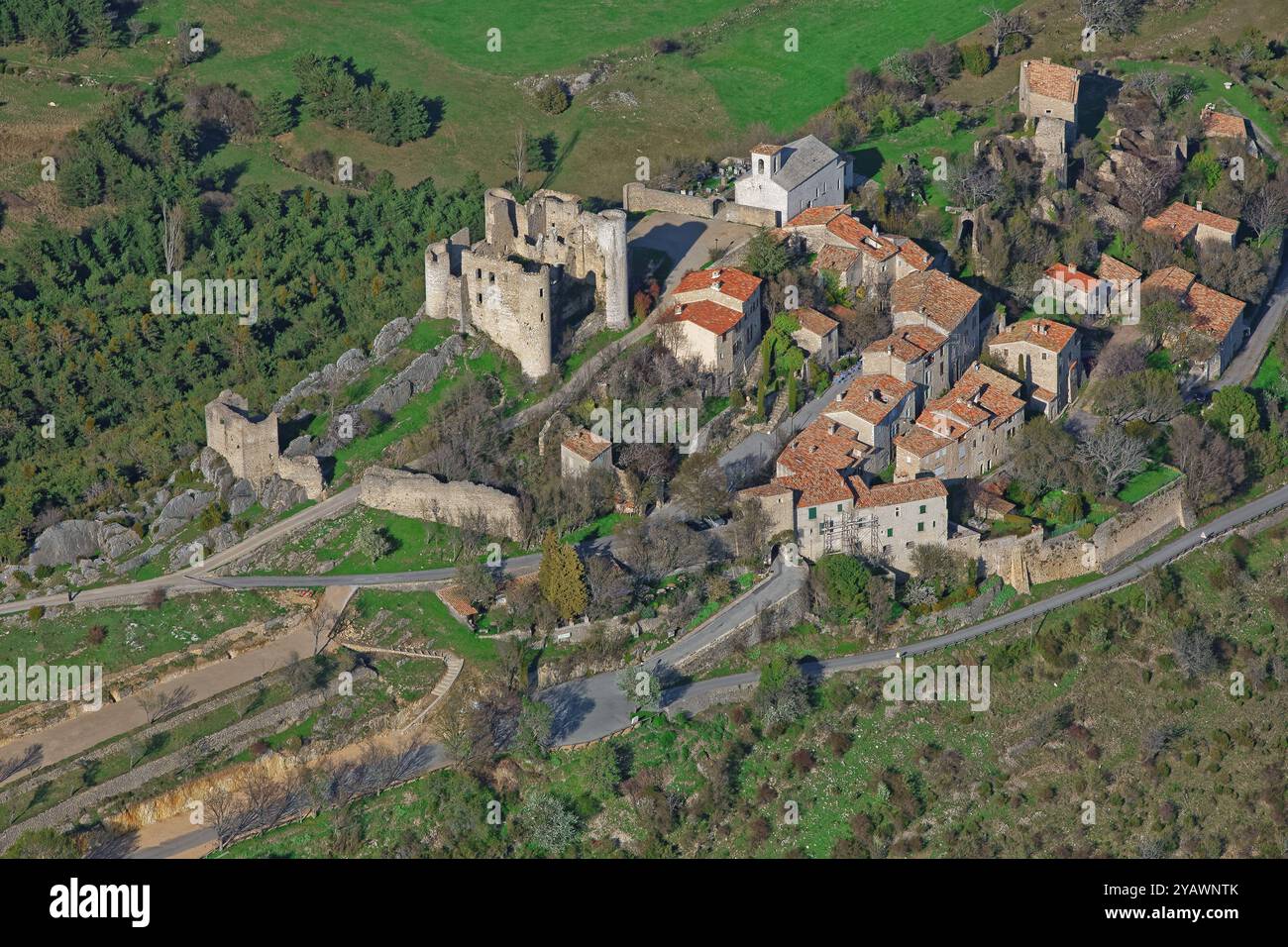 Frankreich, Departement Var, beschriftet Dorf Bargème, die schönsten Dörfer Frankreichs, mit Blick auf das Dorf, die Überreste der mittelalterlichen Burg aus dem 12. Jahrhundert, Luftbild Stockfoto