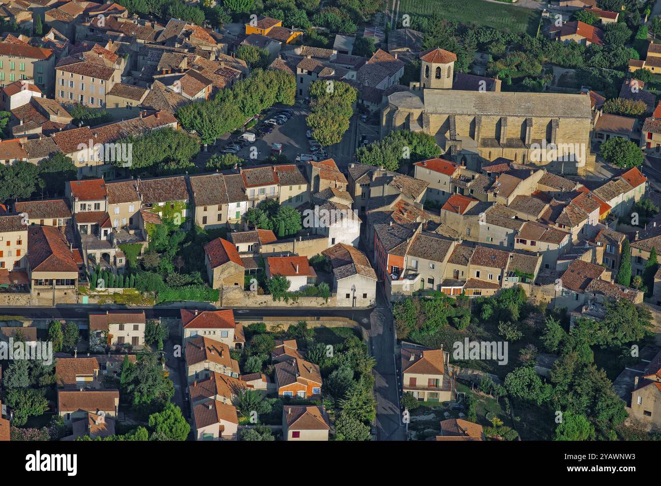 Frankreich, Vaucluse Caromb, hoch aufragendes Dorf am Fuße des Mont Ventoux, aus der Vogelperspektive Stockfoto