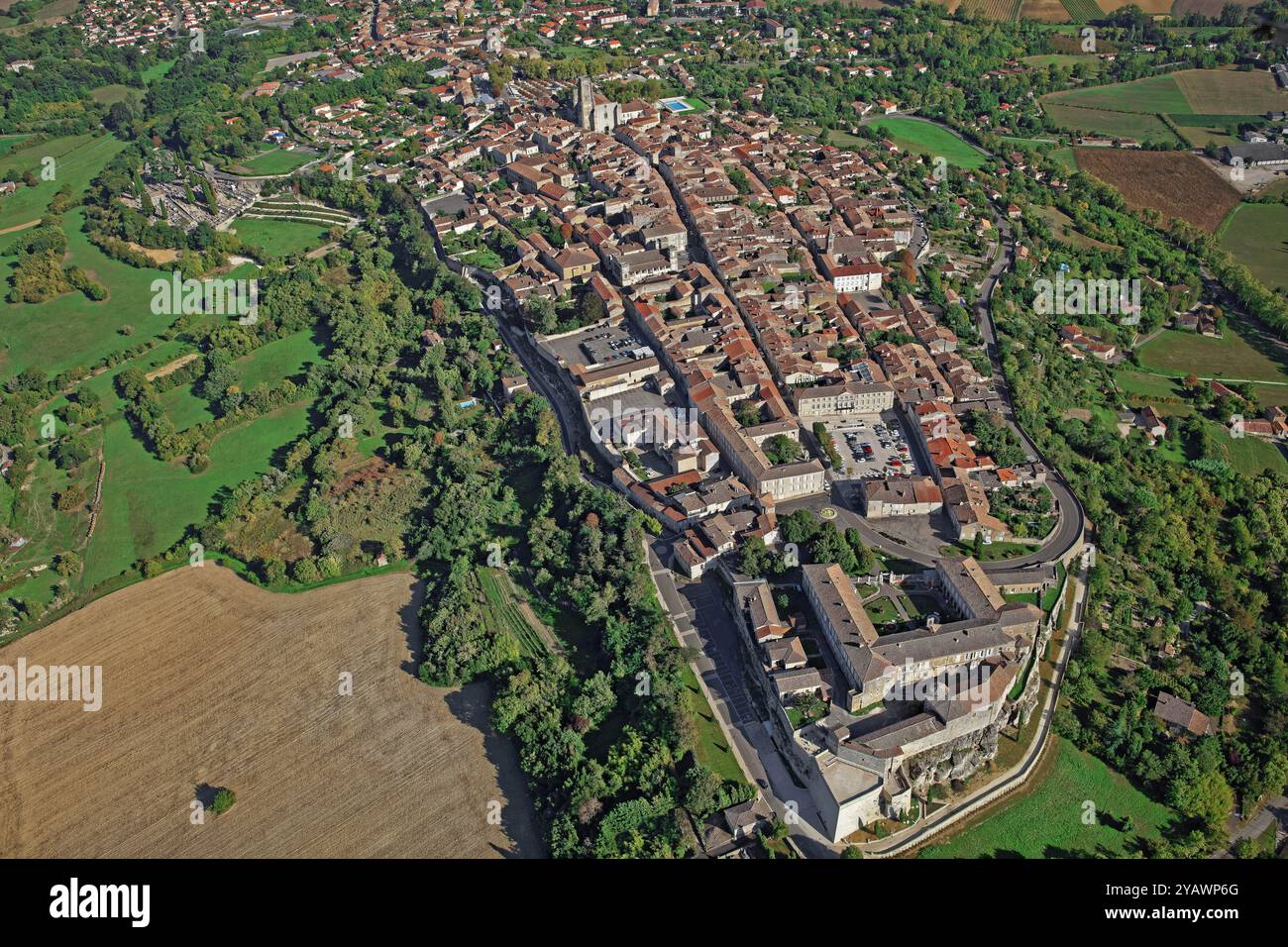 Frankreich, Département Gers, Lectoure, aus der Vogelperspektive der Stadt auf einem Felsvorsprung Stockfoto