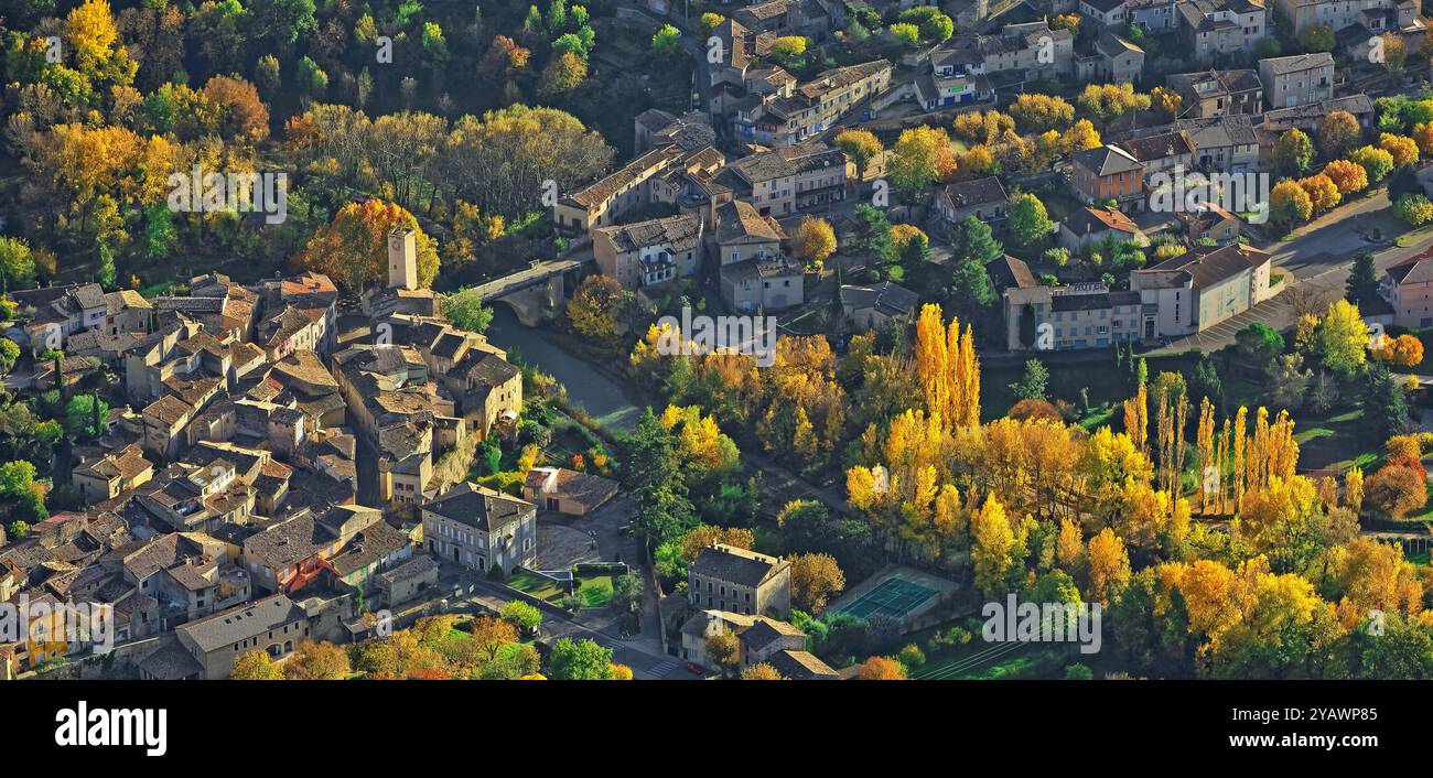 Frankreich, Département Drôme, Mollans-sur-Ouvèze, Touristenstadt, Tragen Baronnies, es befindet sich am Fluss Ouveze, einem Nebenfluss der Rhone, aus der Vogelperspektive, Stockfoto