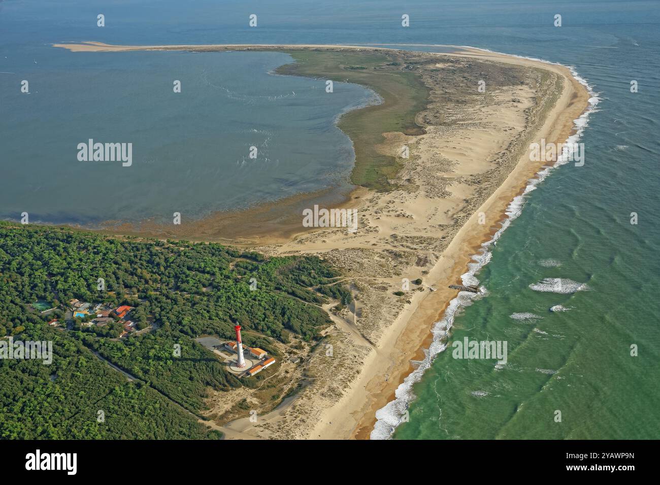 Frankreich, Departement Charente-Maritime, La Tremblade, Landzunge und Leuchtturm Coubre, aus der Vogelperspektive Stockfoto