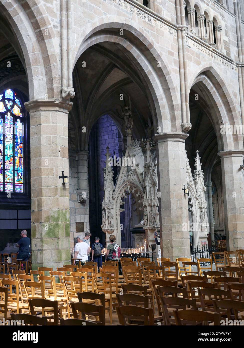 Bretagne. Das Schiff der Kathedrale Saint-Tugdual von Treguier in der Cotes d'Armor, entlang der GR34, dem berühmten Zollbeamten-Pfad. Es wurde im 14. Jahrhundert an der Stelle eines älteren Gebäudes wieder aufgebaut und wurde zum Heiligtum von Saint-Yves, das am 19. Mai mit großer Vergebung gefeiert wurde. BRETAGNE, BRETON, COTES D'ARMOR, COTES DU NORD, WESTFRANKREICH, REGION, MEER, SEE, MARINE, TOURISMUS, TOURISTEN, REISENDE, URLAUBER, WANDERN, WANDERER, WALKER, TREKKING, AUSFLUG, BESUCH, GR 34, ZOLLWEG, KÜSTENWEG, STADT, SEEBAD, DORF, RELIGION, WELTANSCHAUUNG, KATHOLIKEN, KATHOLIZISMUS, KIRCHE, KULT, CHRISTIAN, CHR Stockfoto