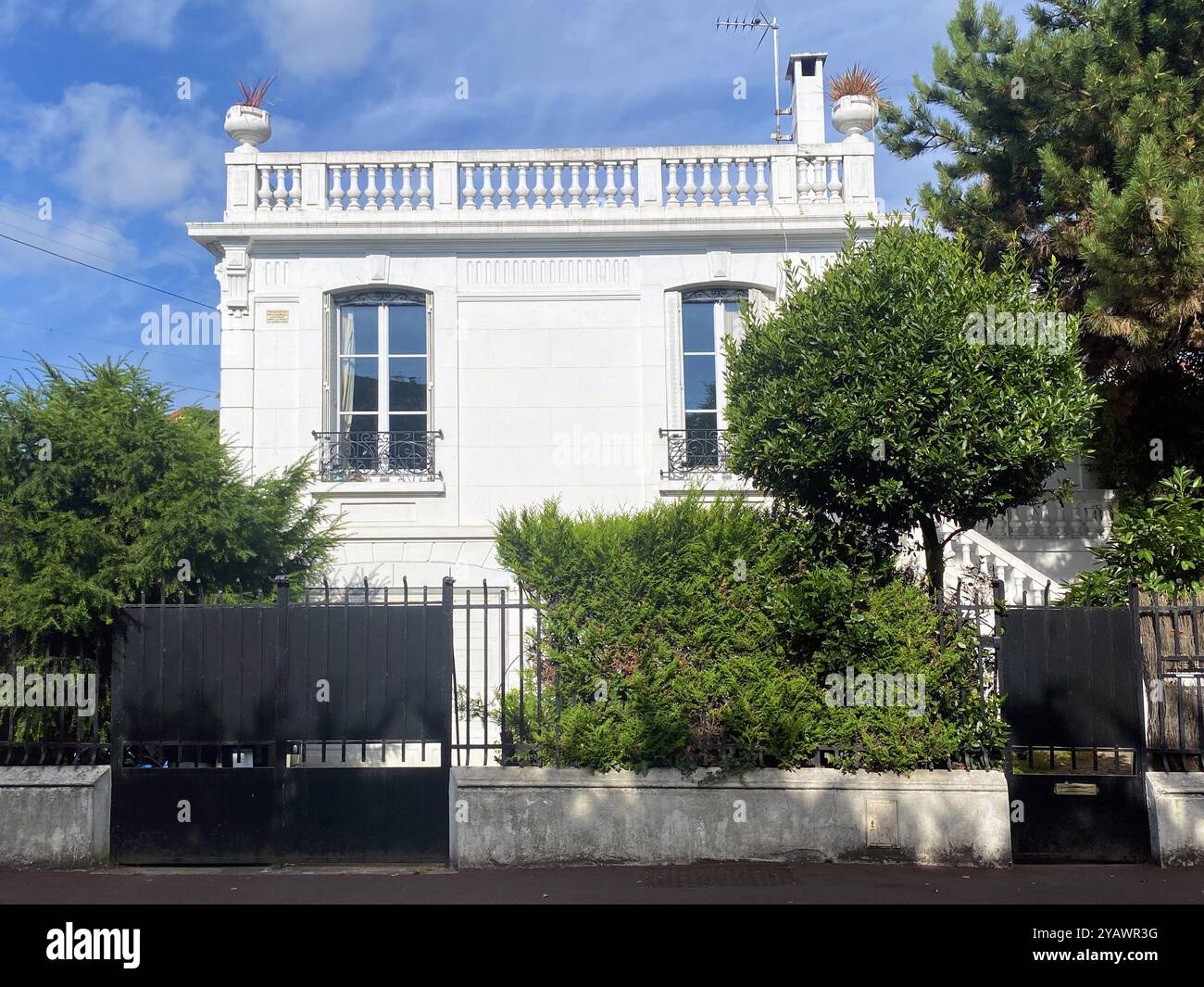 Frankreich. Enghien-les-Bains. 2024. Die Ruhe der wohlhabenden Viertel der reichen Pariser Vororte. GEBÄUDE-IMMOBILIEN-DACH-LANDSCHAFT-FRANKREICH- -GEHÄUSE-FENSTER-SCHORNSTEIN-ERBE-SONNIGE-VORORT-PARIS VORORTE-RUHE-GRIDS-PORTAL-NACHBARSCHAFT-BAUM-STRASSE-SOMMER-ENGHIEN LES BAINS-REICH-PAVILLON-GRÜN- Stockfoto