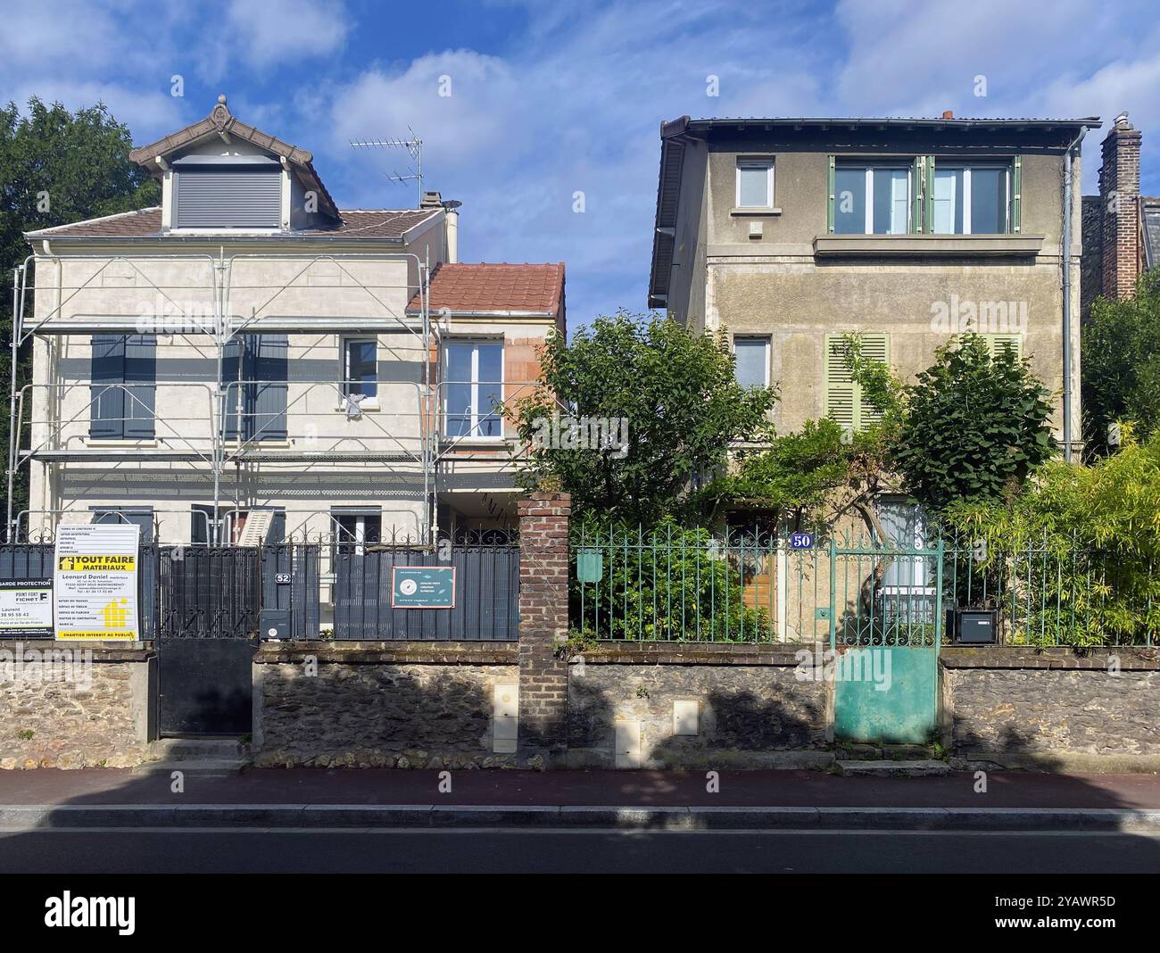 Frankreich. Soisy-sous-Montmorency. 2024. Die Ruhe der wohlhabenden Viertel der Pariser Vororte. GEBÄUDE-IMMOBILIEN-DACH-LANDSCHAFT-FRANKREICH- -GEHÄUSE-FENSTER-SCHORNSTEIN-ERBE-SONNIGE-VORORT-PARIS VORORTE-RUHE-GRIDS-PORTAL-NACHBARSCHAFT-BAUM-STRASSE-SOMMER-SOISY SOUS MONTMORENCY-AVENUE GAVIGNOT-PAVILLON-RENOVIERUNGSARBEITEN-MODERNISIERUNG-RESTAURIERUNG-BAUSTELLE-GERÜST-BTP Stockfoto