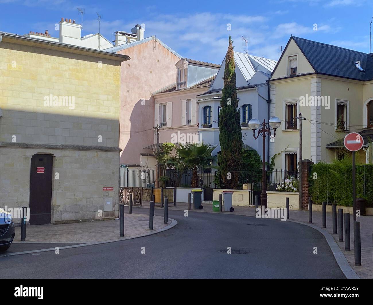 Frankreich. Enghien-les-Bains. 2024. Die Ruhe der wohlhabenden Viertel der reichen Pariser Vororte. GEBÄUDE-IMMOBILIEN-DACH-LANDSCHAFT-FRANKREICH--GEHÄUSE-FENSTER-SCHORNSTEIN-ERBE-SONNIG-VORORT-PARIS VORORTE-RUHE-GRIDS-PORTAL-NACHBARSCHAFT-BAUM-STRASSE-SOMMER-ENGHIEN LES BAINS-REICH-PAVILLON-STADT-FARBE Stockfoto