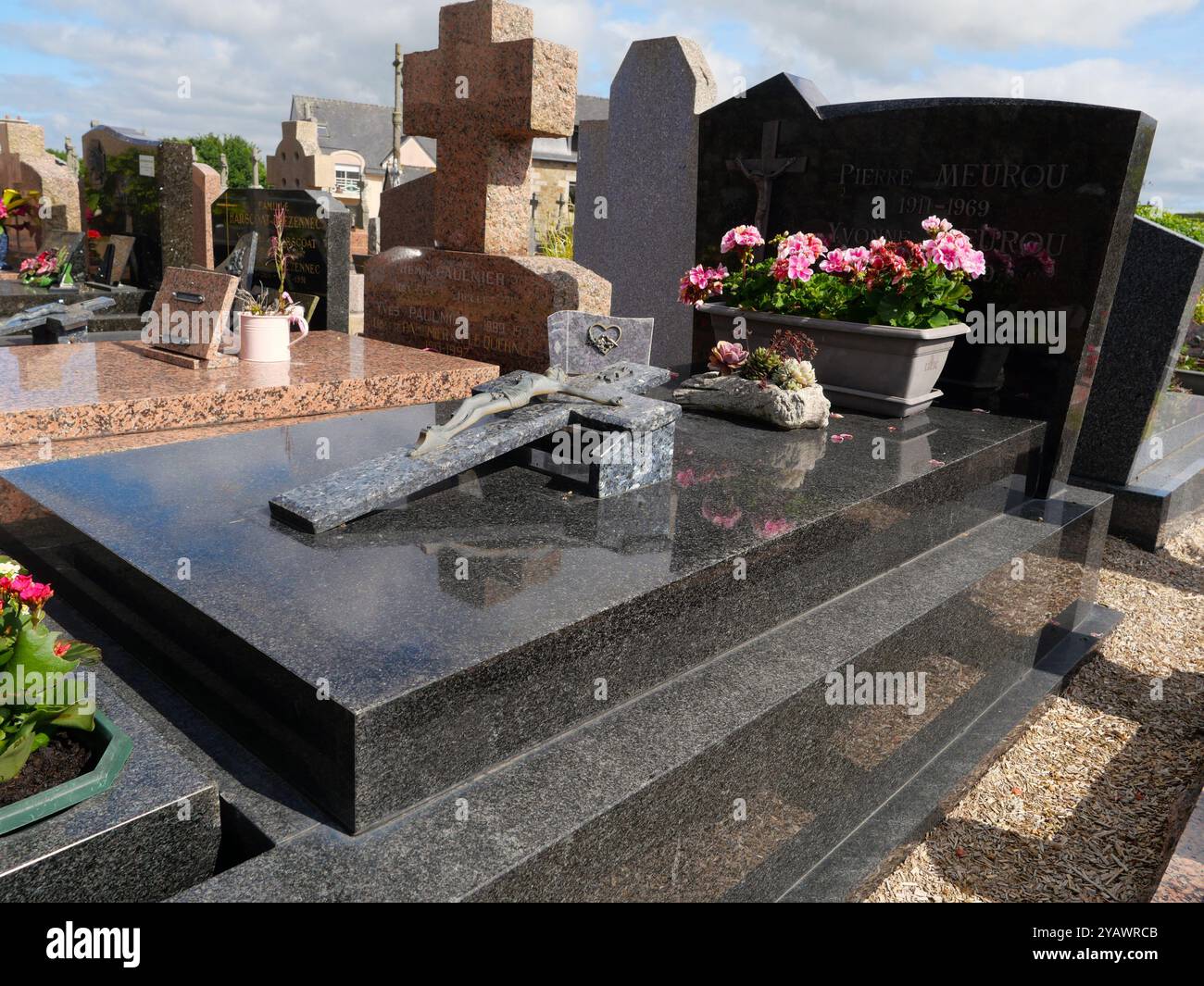 Frankreich. Bretagne. Der Friedhof der Kirche von Louannec in der Côtes d'Armor, entlang der GR34, dem berühmten Zollbeamten-Pfad. FRANKREICH, BRETAGNE, BRETONISCH, COTES D'ARMOR, COTES DU NORD, WESTFRANKREICH, REGION, ILLUSTRATION, FRIEDHOF, GRAB, GRAB, VALLET, NECROPOLE, KREUZ, ENDE DES LEBENS, TOD, TOT, VERMISST, VERSCHWINDEN, BEERDIGUNG, OSSUARY, RELIGION, ERINNERUNG, TOT, SEELE, BEGRÄBNIS, NEKROLOGIE, KÖNIGREICH, KATHOLIKEN, KATHOLIZISMUS, KIRCHE, KULT, CHRISTENTUM, CHRISTENTUM, GRÄBER, BESTATTUNGEN Stockfoto