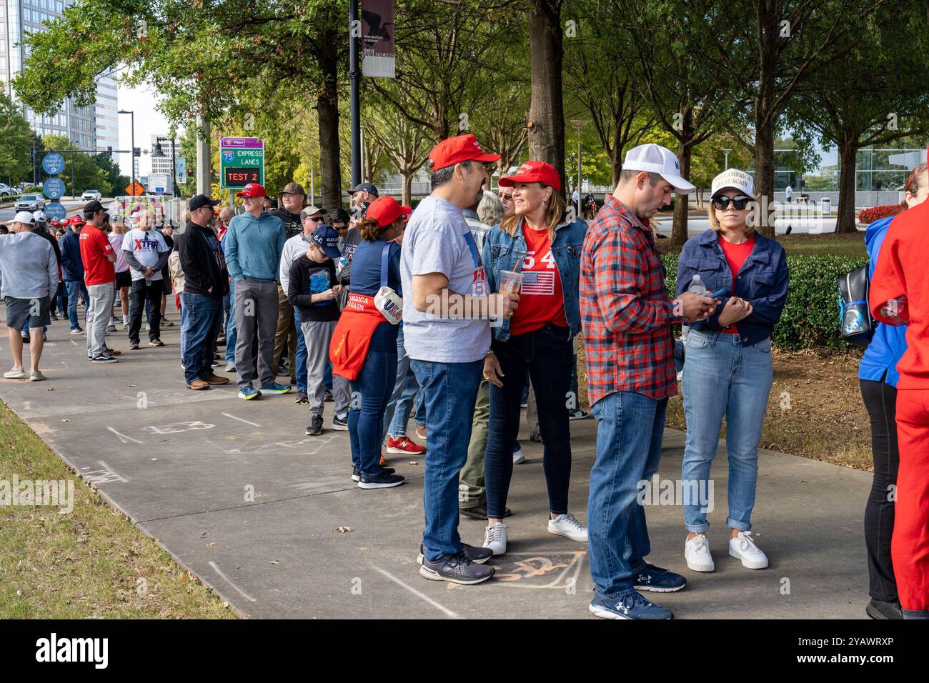 Atlanta, Georgia – 15. Oktober: Trump-Fans warten geduldig darauf, einzusteigen, während der ehemalige US-Präsident Donald Trump bei einer Wahlkampfveranstaltung im Cobb Energy Performing Arts Centre am 15. Oktober 2024 in Atlanta, Georgia, spricht. Heute ist der erste Tag der frühen Abstimmung und die Umfragen zeigen ein angespanntes Rennen. (Foto: Phil Mistry/Alamy Live News) Stockfoto