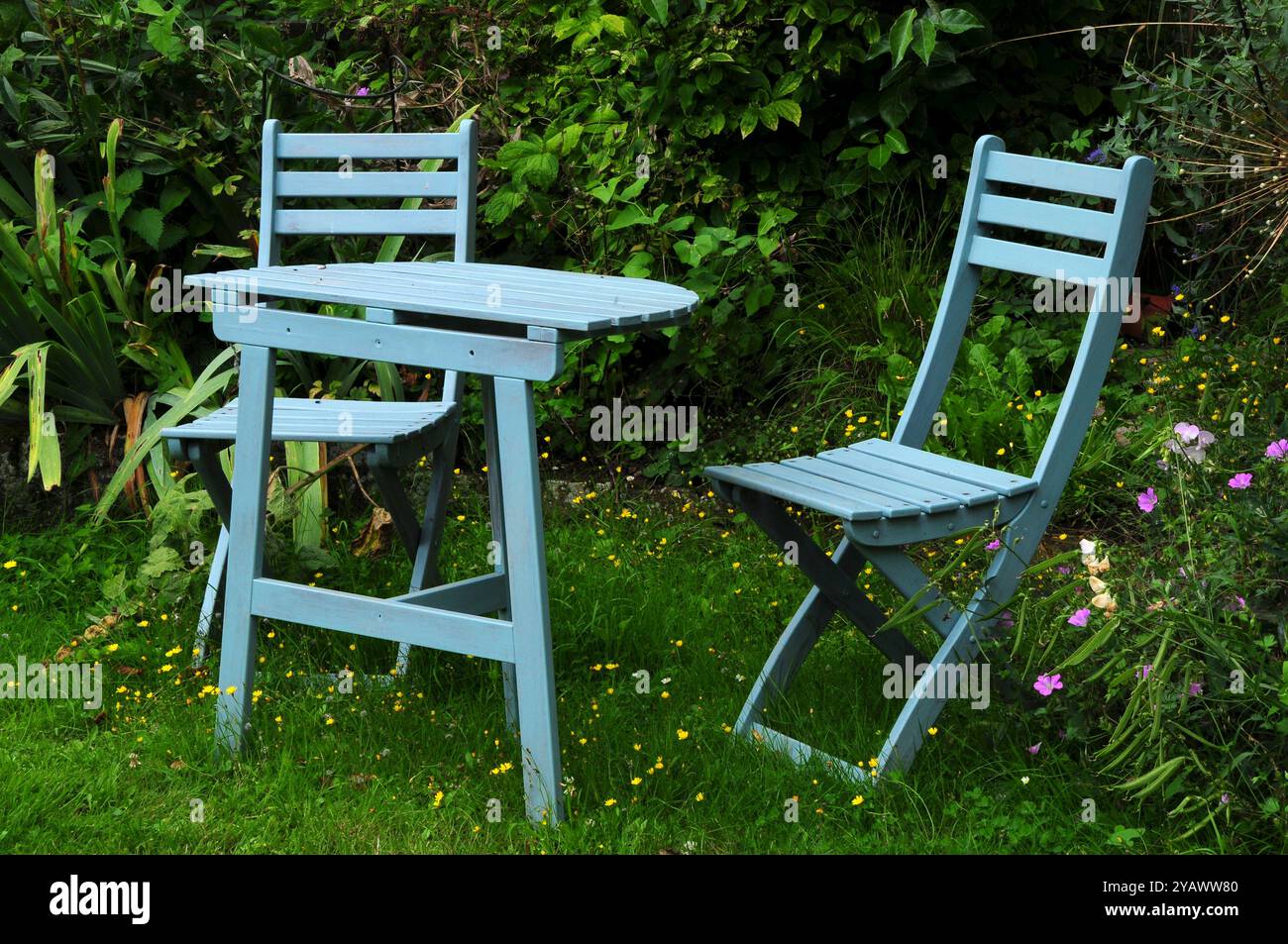 Gartenstühle aus Holz und Tisch für zwei Personen Stockfoto