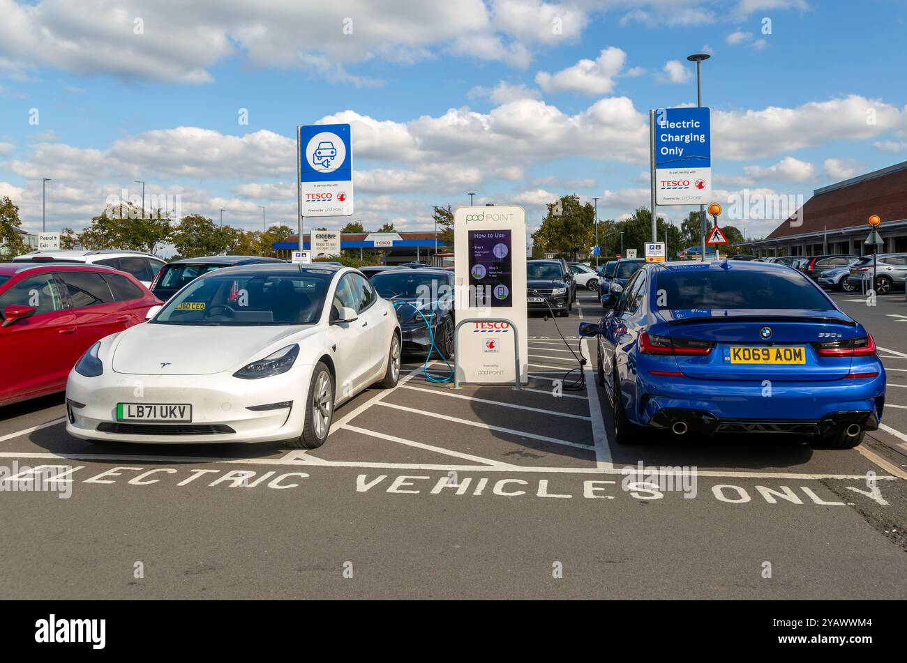 Elektrofahrzeuge, Ladestation, Tesco Extra Supermarkt Parkplatz, Swindon, Wiltshire, England, Großbritannien Stockfoto