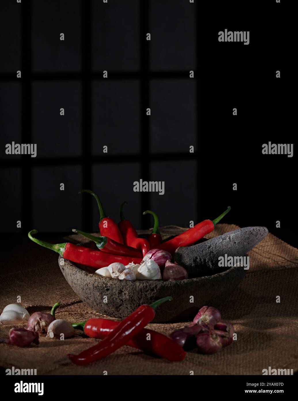 Foto von Chili mit dunklem Fensterhintergrund Stockfoto