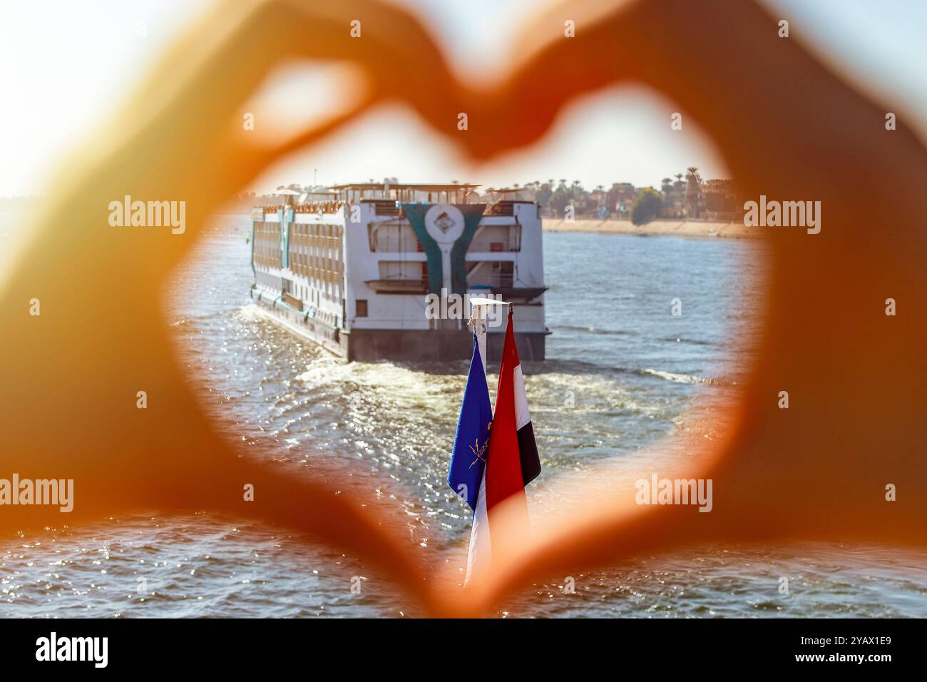 Begeben Sie sich auf eine unvergessliche Reise zurück in die Vergangenheit an Bord einer luxuriösen Bootstour auf dem Nil, wo die antiken Wunder Ägyptens zum Leben erwachen. Stockfoto